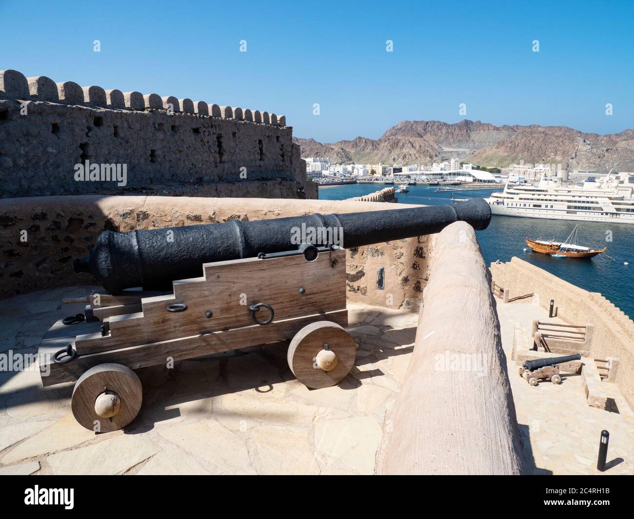 Blick auf den Hafen von der Festung in Muttrah, Maskat, Sultanat von Oman. Stockfoto