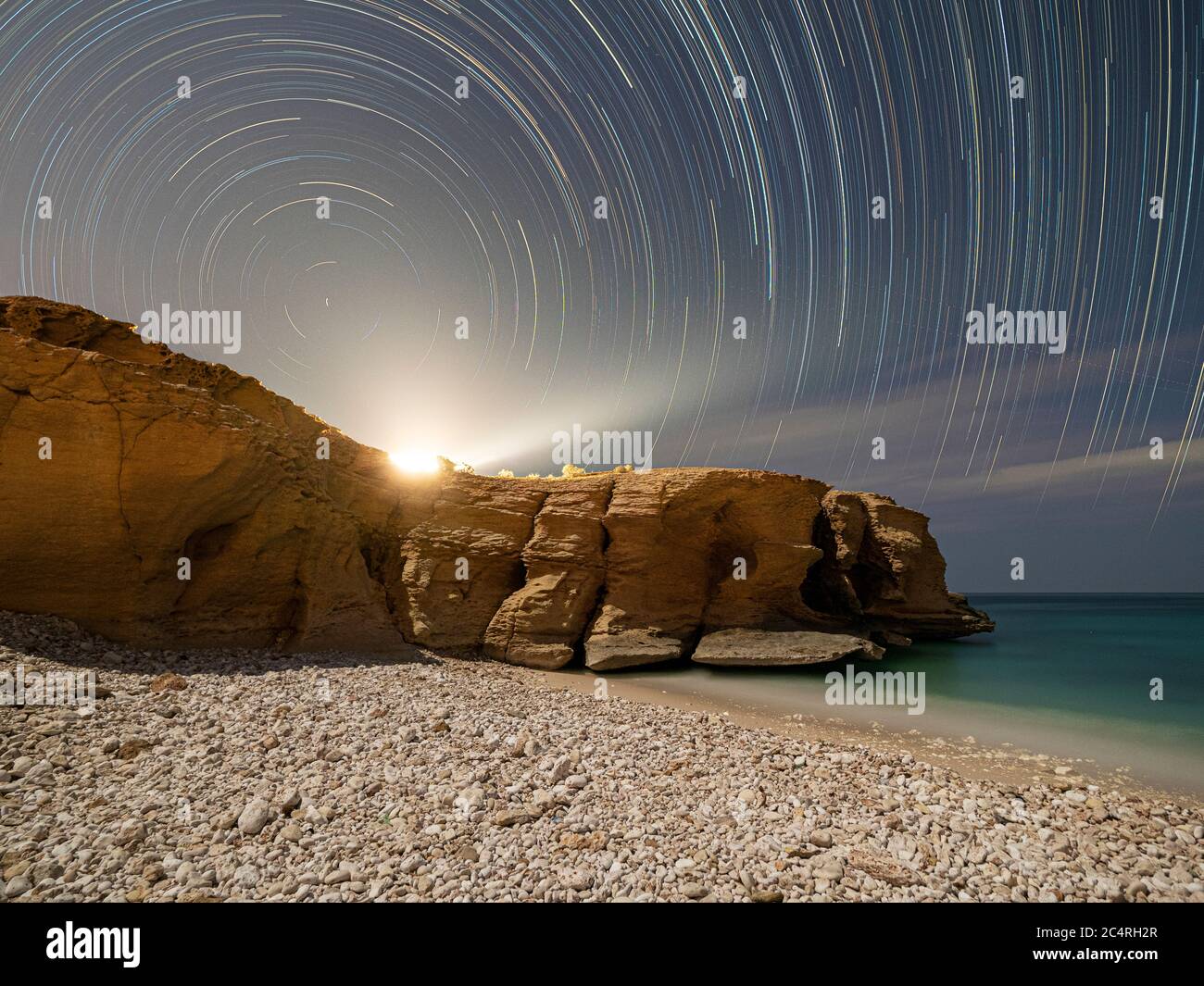 Die Küste bei Nacht bei Fins im Sultanat Oman. Stockfoto