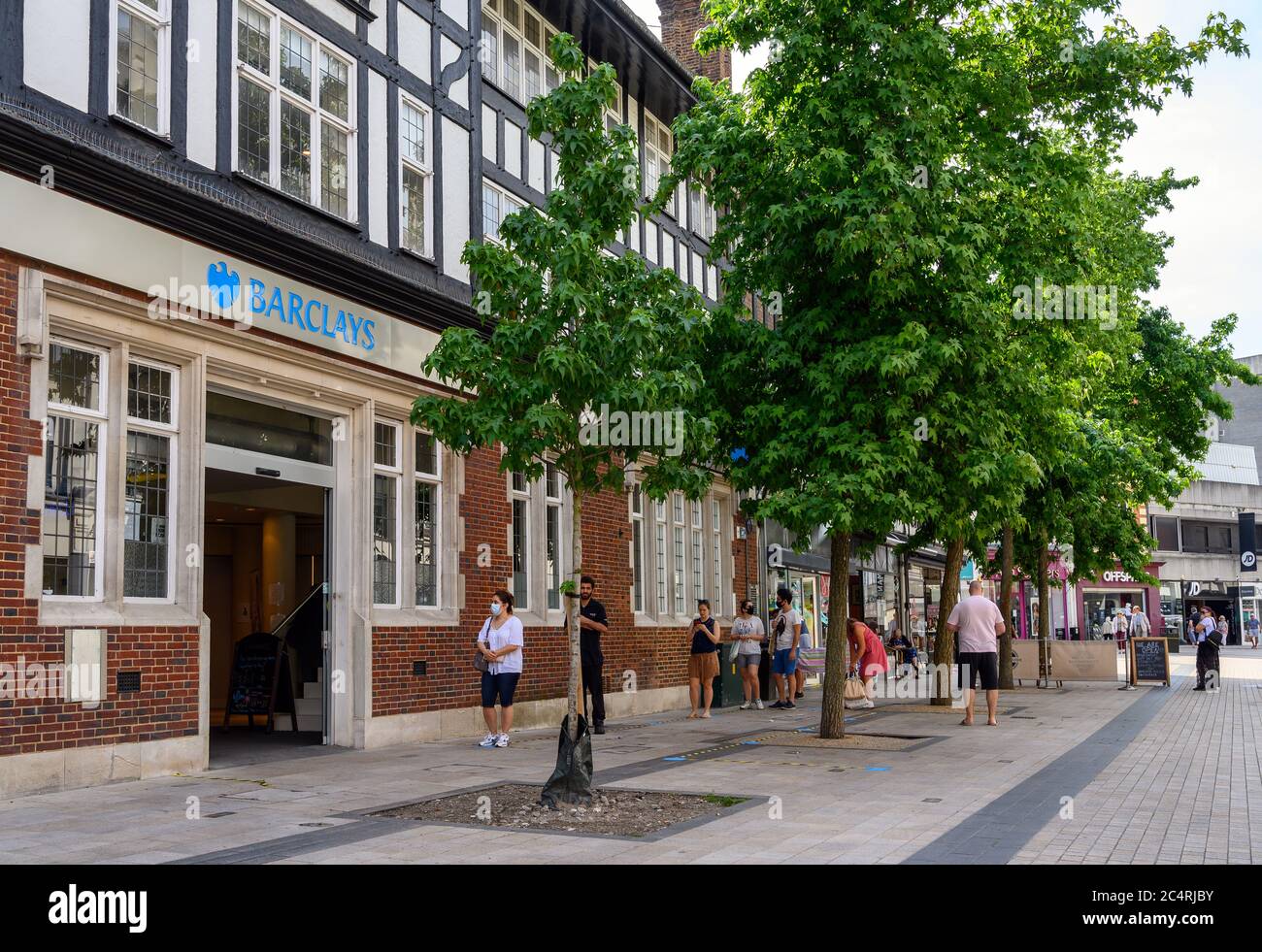 Bromley (London) in Kent, Großbritannien. Kunden, die sich während der Coronavirus-Pandemie in einer sozialen Warteschlange vor der Barclays Bank in Bromley anstellen. Stockfoto