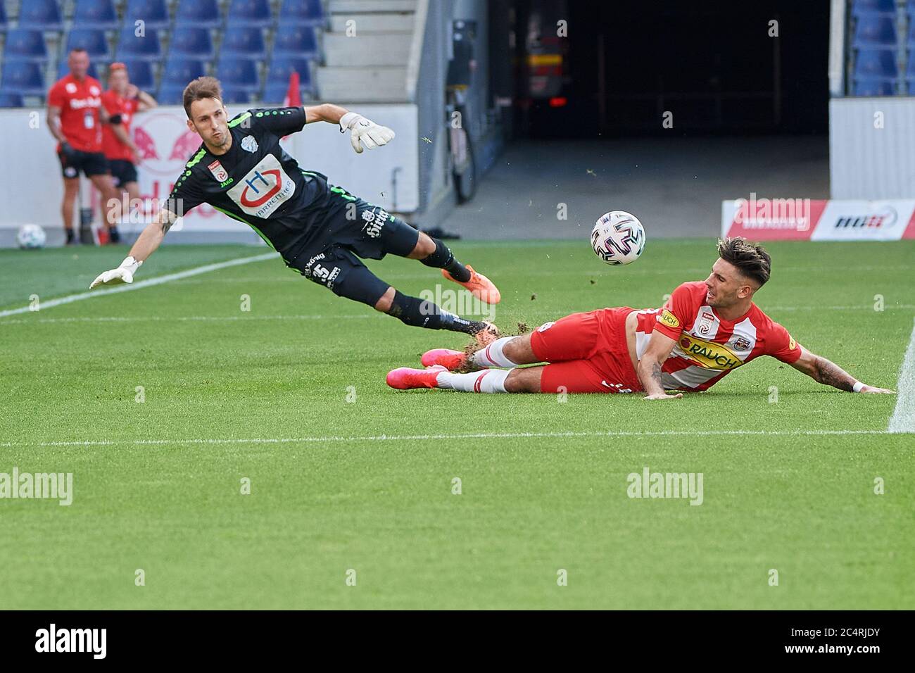 Salzburg, Österreich 28. Juni 2020: tipico - BL - 19/20 - Sp. 30 - RB Salzburg gegen TSV Prolactal Hartberg v. links im Duell mit Torhüter Raphael Sallinger (TSV Prolactal Hartberg) und Dominik Szoboszlai (FC Red Bull Salzburg), Torwart weltweit Stockfoto