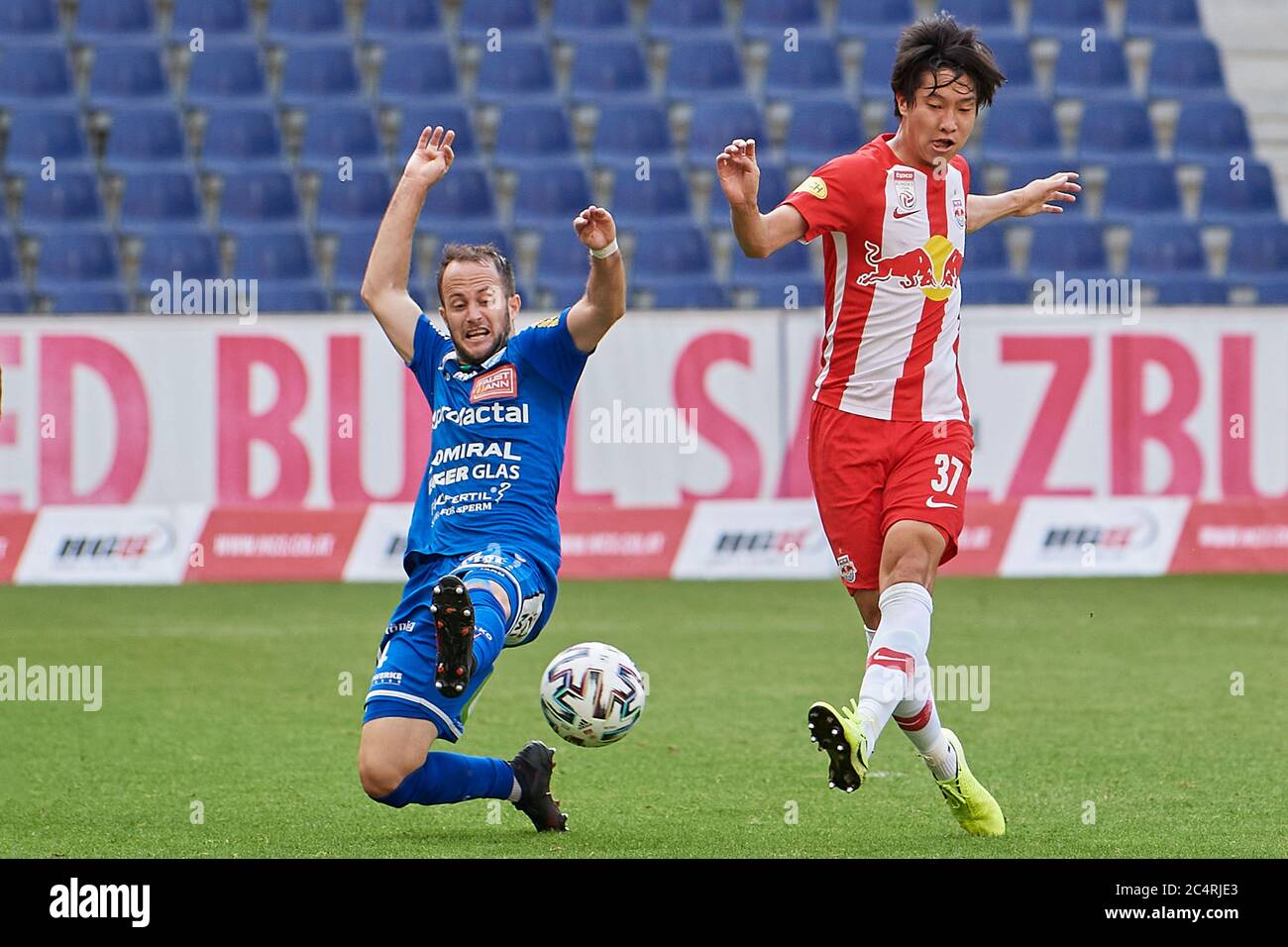 Salzburg, Österreich 28. Juni 2020: tipico - BL - 19/20 - Sp. 30 - RB Salzburg gegen TSV Prolactal Hartberg v. links in Duellen Christian Klem (TSV Prolactal Hartberg) und Masaya Okugawa (FC Red Bull Salzburg), weltweit im Einsatz Stockfoto