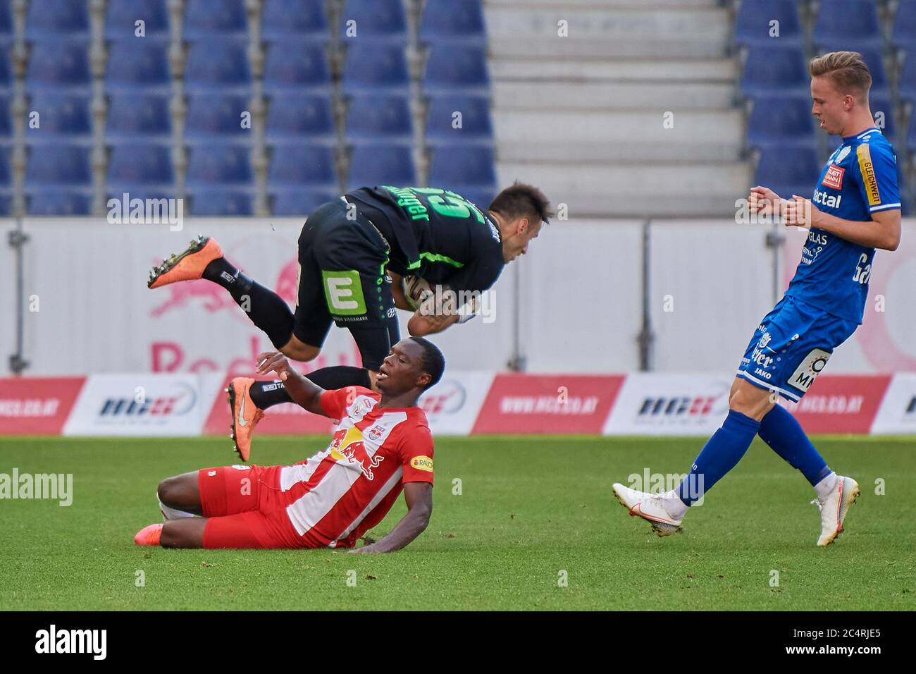 Salzburg, Österreich 28. Juni 2020: tipico - BL - 19/20 - Sp. 30 - RB Salzburg gegen TSV Prolactal Hartberg v. links im Duell mit Torhüter Raphael Sallinger (TSV Prolactal Hartberg), Patson Daka (FC Red Bull Salzburg) und Marcel Schantl (TSV Prolactal Hartberg) im Einsatz weltweit Stockfoto