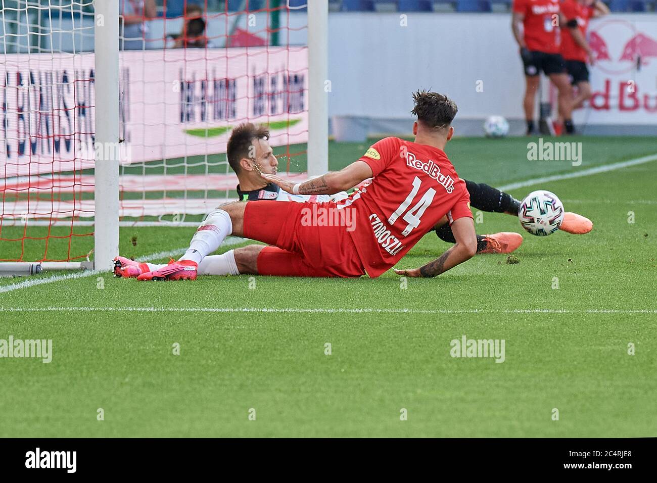 Salzburg, Österreich 28. Juni 2020: tipico - BL - 19/20 - Sp. 30 - RB Salzburg gegen TSV Prolactal Hartberg v. links im Duell mit Torhüter Raphael Sallinger (TSV Prolactal Hartberg) und Dominik Szoboszlai (FC Red Bull Salzburg), Torwart weltweit Stockfoto