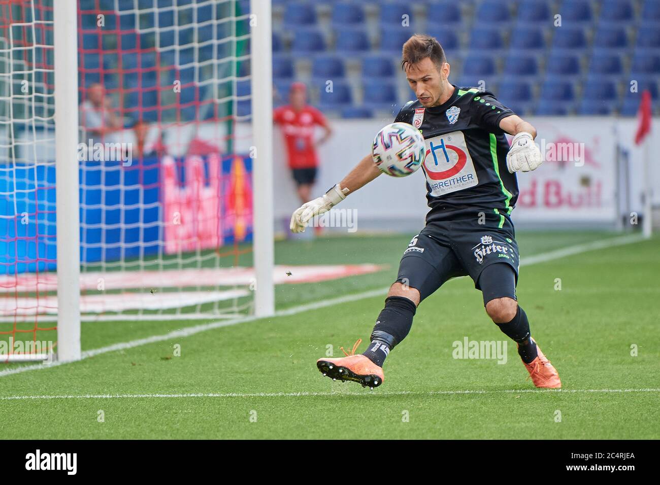 Salzburg, Österreich 28. Juni 2020: tipico - BL - 19/20 - Sp. 30 - RB Salzburg gegen TSV Prolactal Hartberg Torhüter Raphael Sallinger (TSV Prolactal Hartberg), Aktion/Einzelbild/Ausschnitt/mit Ball/'Einsatz weltweit Stockfoto
