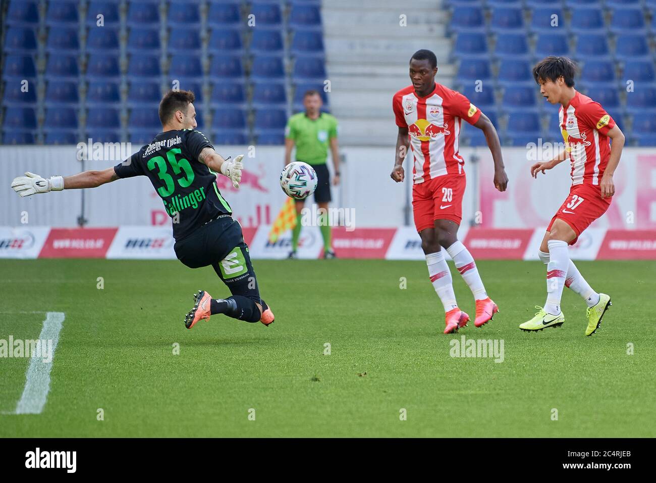 Salzburg, Österreich 28. Juni 2020: tipico - BL - 19/20 - Sp. 30 - RB Salzburg gegen TSV Prolactal Hartberg v. links im Duell mit Torhüter Raphael Sallinger (TSV Prolactal Hartberg), Patson Daka (FC Red Bull Salzburg) und Masaya Okugawa (FC Red Bull Salzburg) Stockfoto