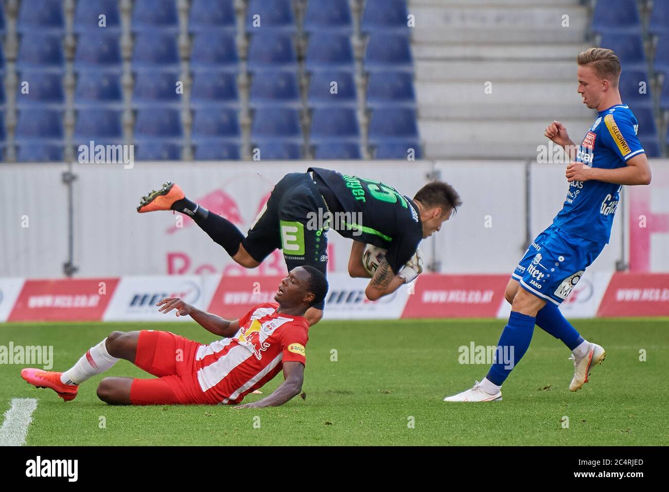 Salzburg, Österreich 28. Juni 2020: tipico - BL - 19/20 - Sp. 30 - RB Salzburg gegen TSV Prolactal Hartberg v. links im Duell mit Torhüter Raphael Sallinger (TSV Prolactal Hartberg), Patson Daka (FC Red Bull Salzburg) und Marcel Schantl (TSV Prolactal Hartberg) im Einsatz weltweit Stockfoto