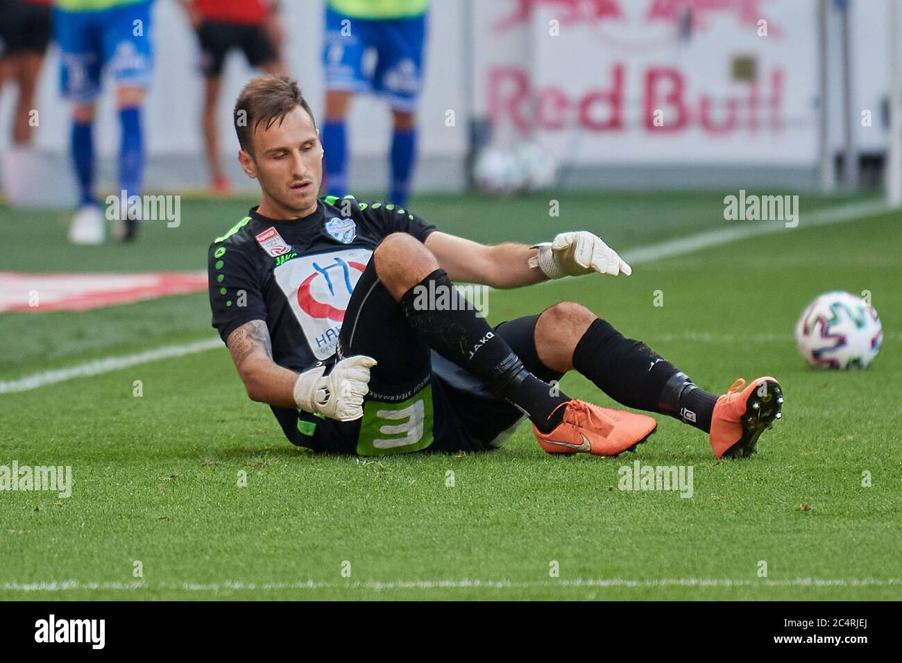 Salzburg, Österreich 28. Juni 2020: tipico - BL - 19/20 - Sp. 30 - RB Salzburg gegen TSV Prolactal Hartberg Torhüter Raphael Sallinger (TSV Prolactal Hartberg) nach dem Tor 1:0, frustriert auf dem Feld, Action/Einzelbild/Ausschnitt/unzufrieden/enttäuscht/enttäuscht/dejected/frustriert/Mimik/starker Gesichtsausdruck/Emotion/[Einsatz] weltweit Stockfoto