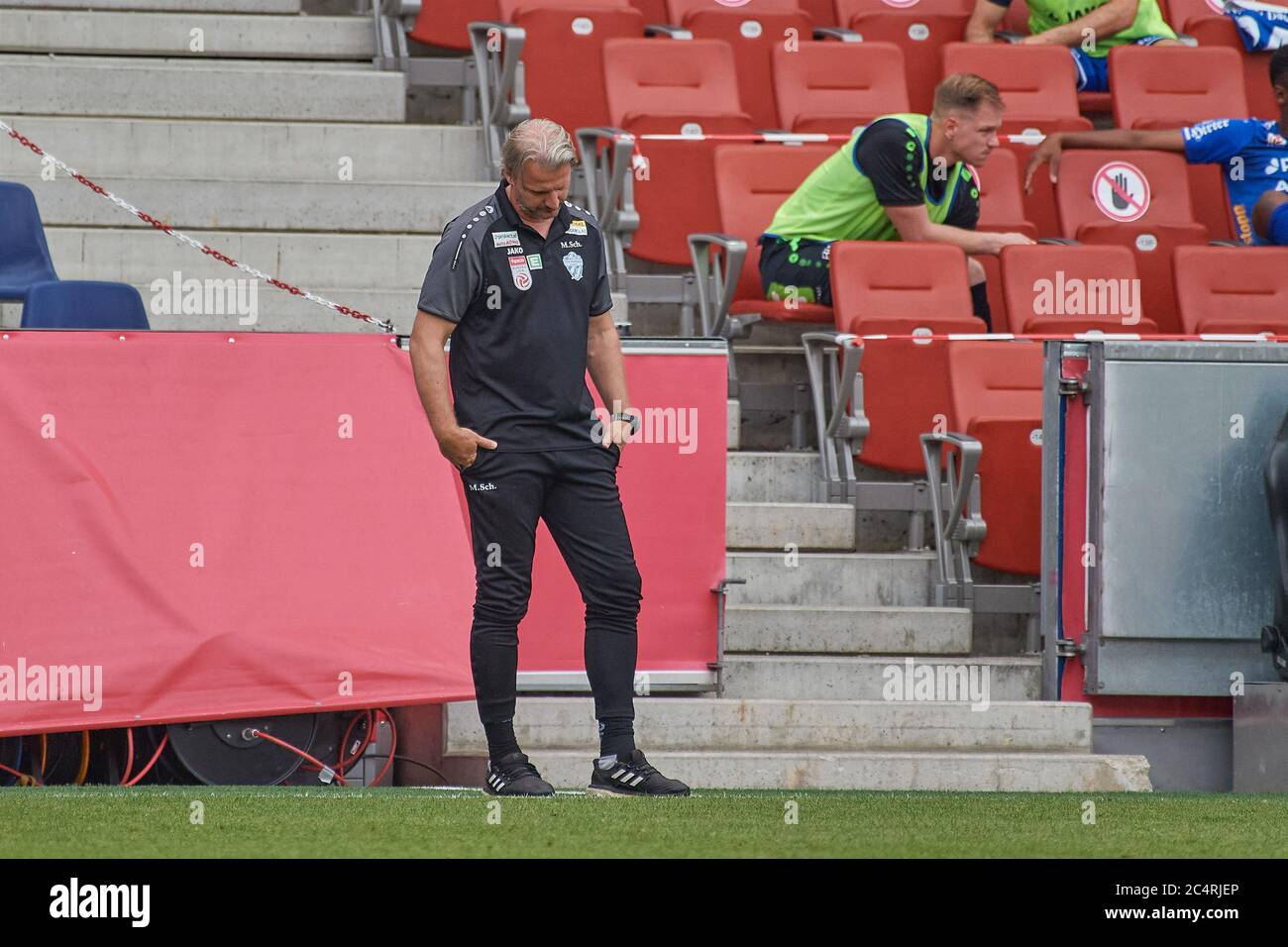 Salzburg, Österreich 28. Juni 2020: tipico - BL - 19/20 - Sp. 30 - RB Salzburg gegen TSV Prolactal Hartberg Trainer Markus Schopp (TSV Prolactal Hartberg), unzufrieden/enttäuscht/enttäuscht/dejected/frustriert/ Stockfoto