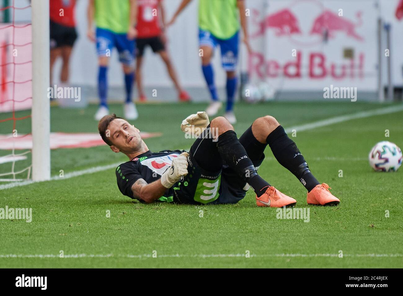 Salzburg, Österreich 28. Juni 2020: tipico - BL - 19/20 - Sp. 30 - RB Salzburg gegen TSV Prolactal Hartberg Torhüter Raphael Sallinger (TSV Prolactal Hartberg) nach dem 1:0 Tor, frustriert auf dem Feld, Action/Einzelbild/Ausschnitt/unzufrieden/enttäuscht/enttäuscht/dejected/frustriert/Mimik/starker Gesichtsausdruck/Emotion/[Einsatz] weltweit Stockfoto