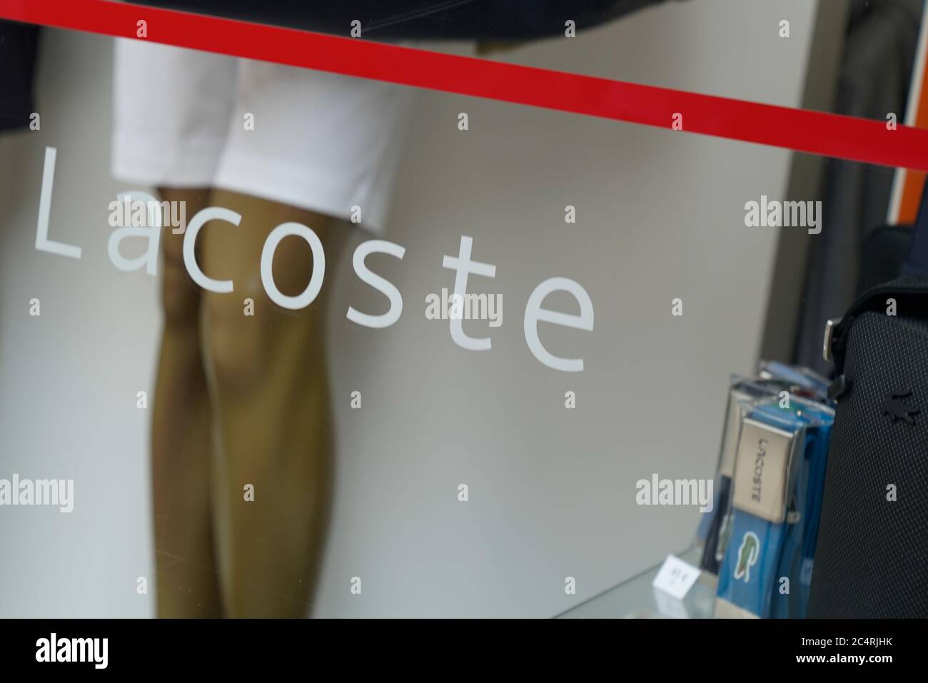 Bordeaux , Aquitaine / Frankreich - 06 20 2020 : Lacoste Logo auf der Vorderseite des Geschäfts Stockfoto