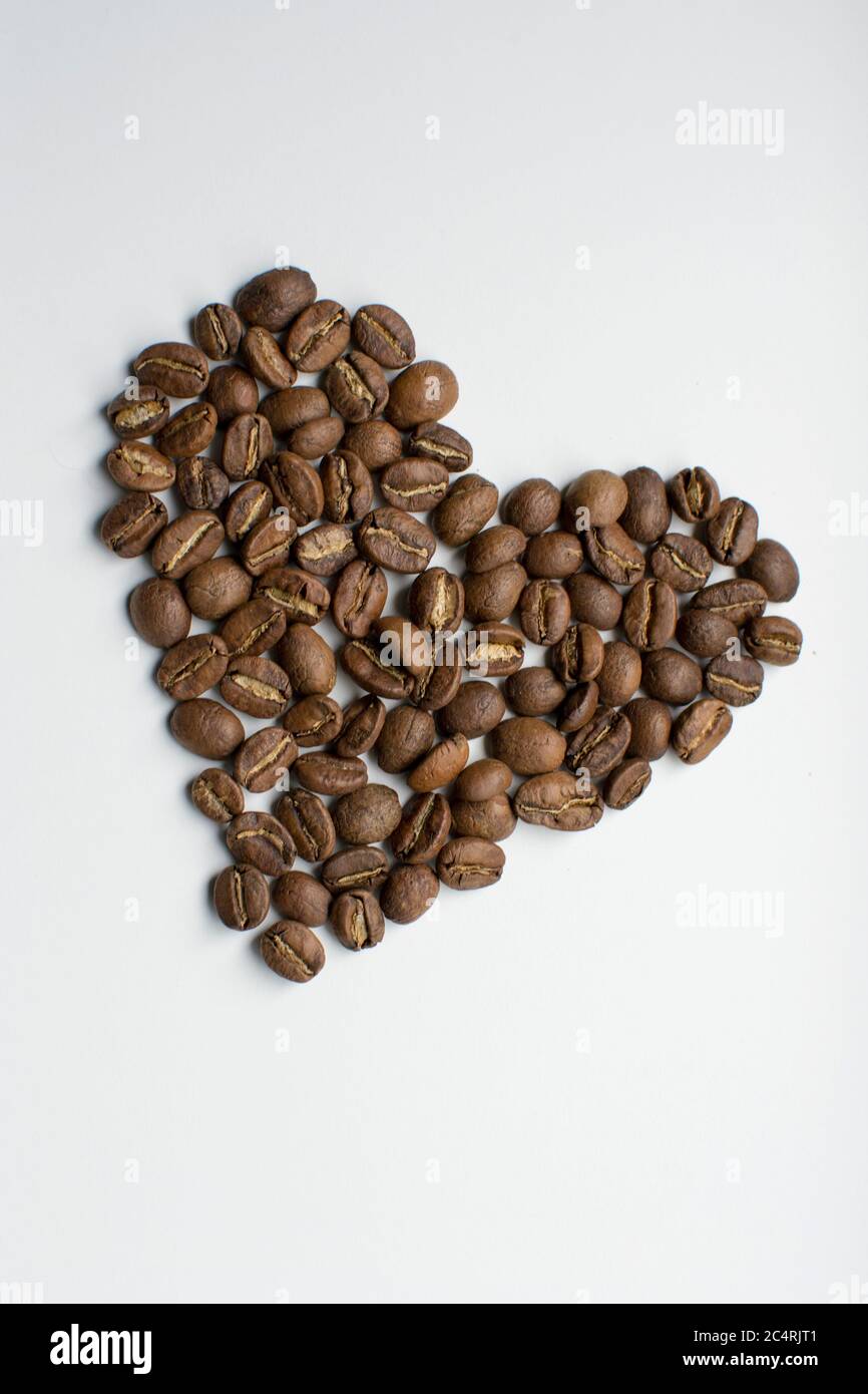 Isolierte Medium gebratene Kaffeebohnen in ein Herz geformt Stockfoto