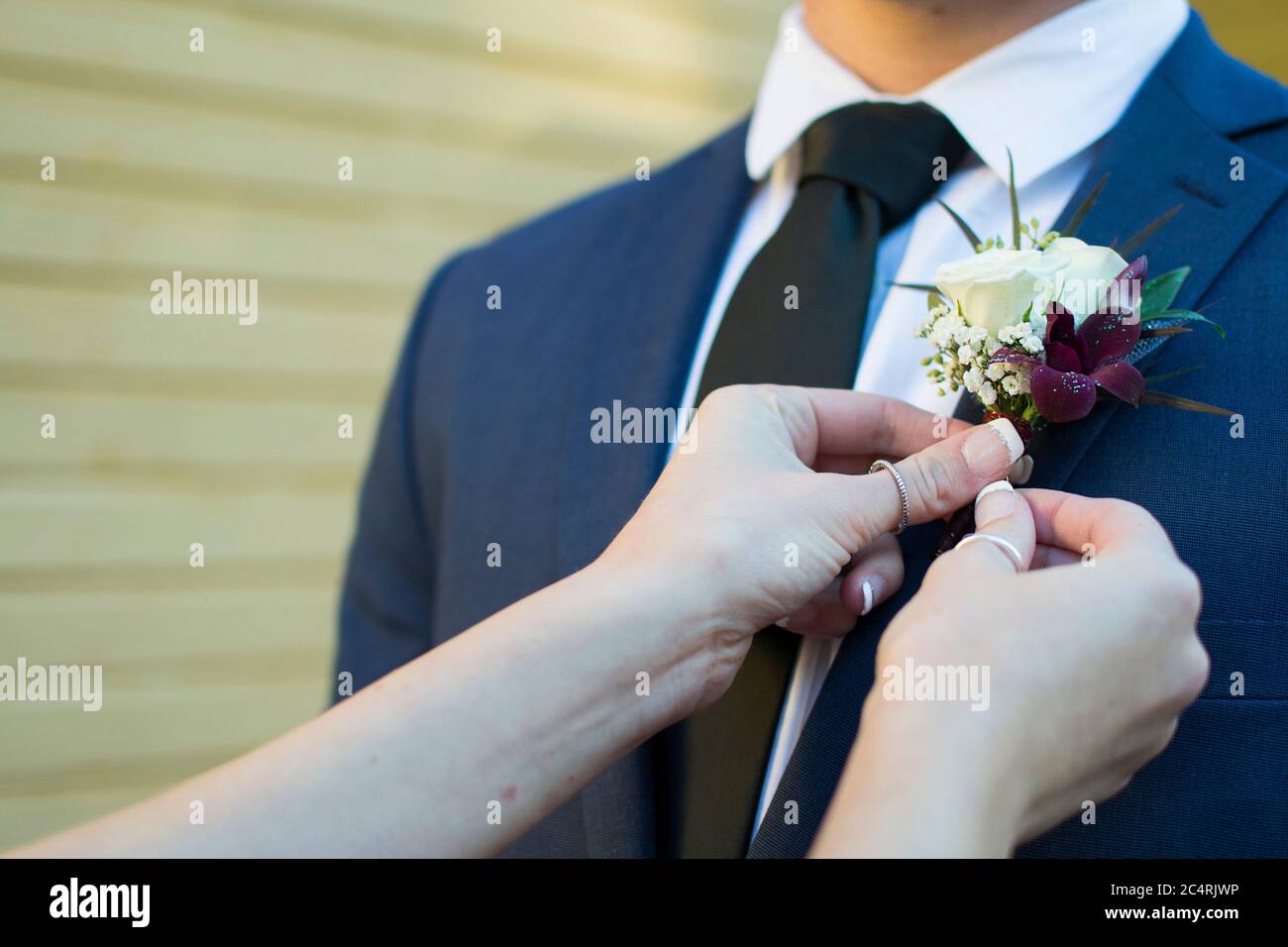 Paar boutonniere auf Mann vor der Schule Tanz Stockfoto