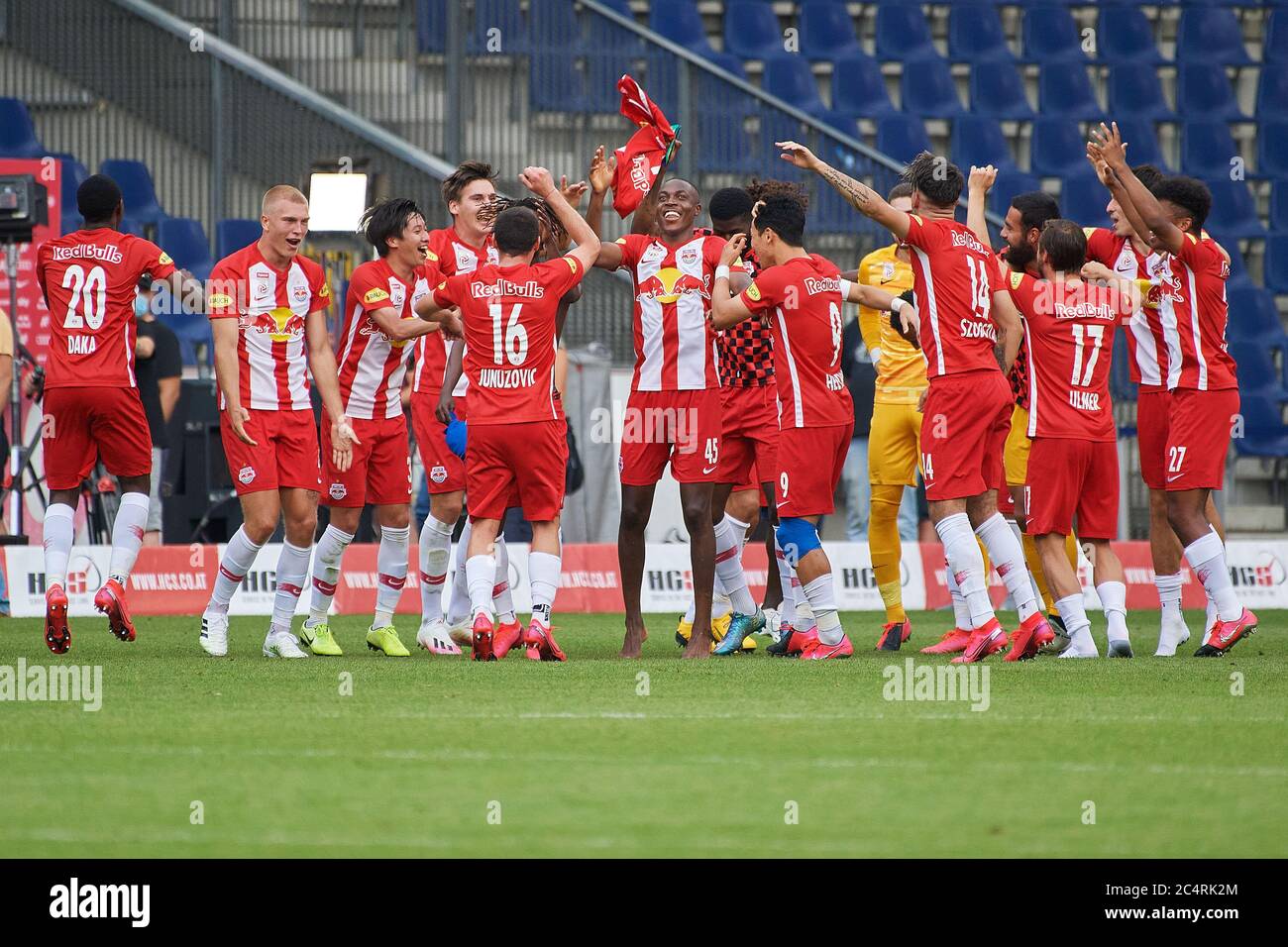 Salzburg, Österreich 28. Juni 2020: tipico - BL - 19/20 - Sp. 30 - RB Salzburg gegen TSV Prolactal Hartberg die Spieler von RB Salzburg feiern die österreichische Meisterschaft 2020 nach einem 3-0 Sieg gegen den TSV Prolactal Hartberg. Letzte Jubilierung/letzte Jubilierung/Emotion/Freude/// Verwendung weltweit Stockfoto