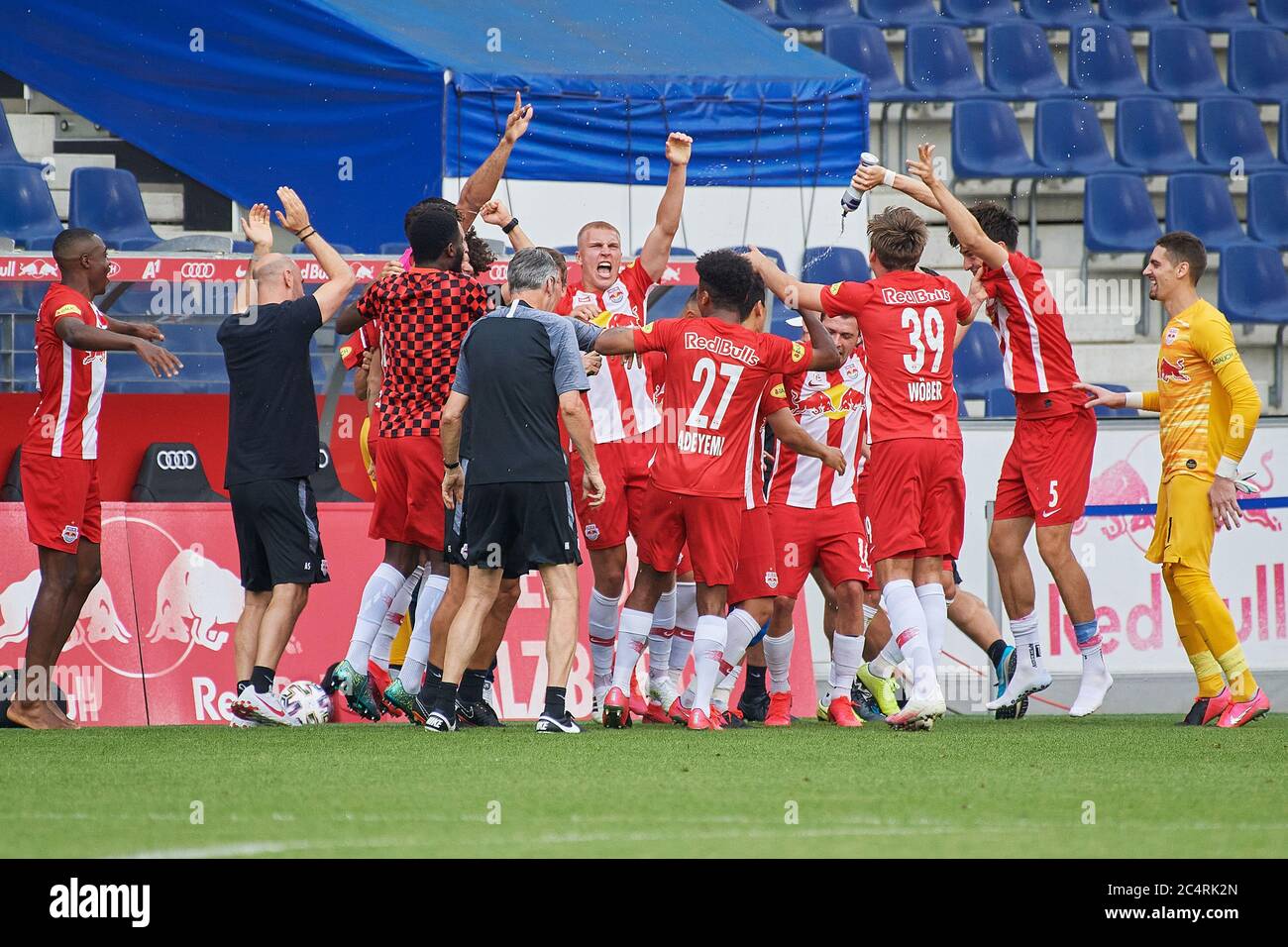Salzburg, Österreich 28. Juni 2020: tipico - BL - 19/20 - Sp. 30 - RB Salzburg gegen TSV Prolactal Hartberg die Spieler von RB Salzburg feiern die österreichische Meisterschaft 2020 nach einem 3-0 Sieg gegen den TSV Prolactal Hartberg. Letzte Jubilierung/letzte Jubilierung/Emotion/Freude/// Verwendung weltweit Stockfoto