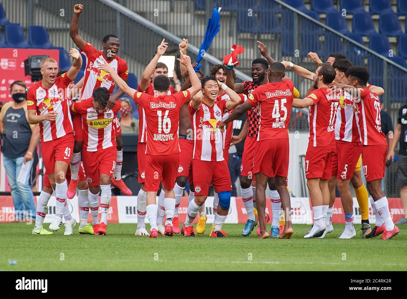 Salzburg, Österreich 28. Juni 2020: tipico - BL - 19/20 - Sp. 30 - RB Salzburg gegen TSV Prolactal Hartberg die Spieler von RB Salzburg feiern die österreichische Meisterschaft 2020 nach einem 3-0 Sieg gegen den TSV Prolactal Hartberg. Letzte Jubilierung/letzte Jubilierung/Emotion/Freude/// Verwendung weltweit Stockfoto