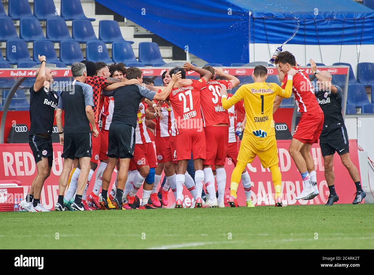 Salzburg, Österreich 28. Juni 2020: tipico - BL - 19/20 - Sp. 30 - RB Salzburg gegen TSV Prolactal Hartberg die Spieler von RB Salzburg feiern die österreichische Meisterschaft 2020 nach einem 3-0 Sieg gegen den TSV Prolactal Hartberg. Letzte Jubilierung/letzte Jubilierung/Emotion/Freude/// Verwendung weltweit Stockfoto