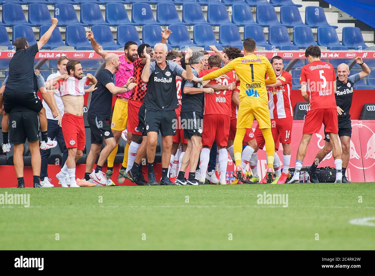 Salzburg, Österreich 28. Juni 2020: tipico - BL - 19/20 - Sp. 30 - RB Salzburg gegen TSV Prolactal Hartberg die Spieler von RB Salzburg feiern die österreichische Meisterschaft 2020 nach einem 3-0 Sieg gegen den TSV Prolactal Hartberg. Letzte Jubilierung/letzte Jubilierung/Emotion/Freude/// Verwendung weltweit Stockfoto