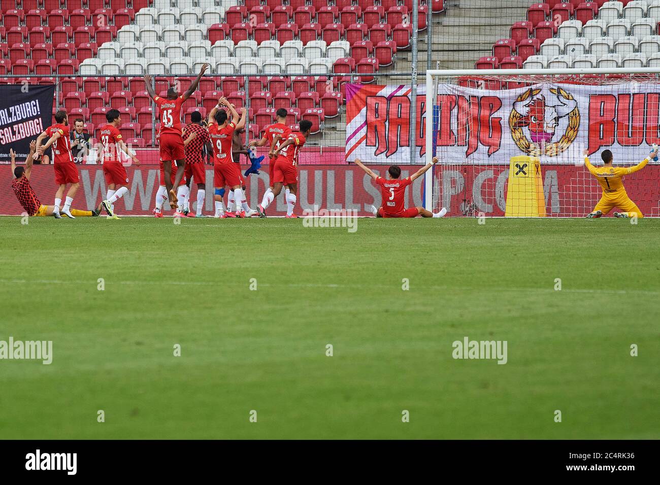 Salzburg, Österreich 28. Juni 2020: tipico - BL - 19/20 - Sp. 30 - RB Salzburg gegen TSV Prolactal Hartberg die Spieler von RB Salzburg feiern die österreichische Meisterschaft 2020 vor der leeren Fankurve nach einem 3-0-Sieg gegen den TSV Prolactal Hartberg. Finaler Jubel/finaler Jubel/Emotion/Freude/ Stockfoto