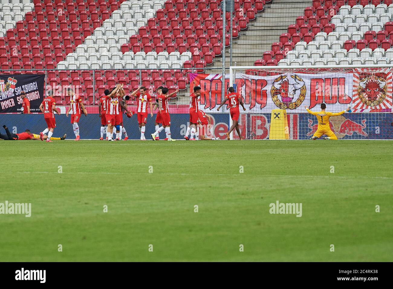 Salzburg, Österreich 28. Juni 2020: tipico - BL - 19/20 - Sp. 30 - RB Salzburg gegen TSV Prolactal Hartberg die Spieler von RB Salzburg feiern die österreichische Meisterschaft 2020 vor der leeren Fankurve nach einem 3-0-Sieg gegen den TSV Prolactal Hartberg. Finaler Jubel/finaler Jubel/Emotion/Freude/ Stockfoto
