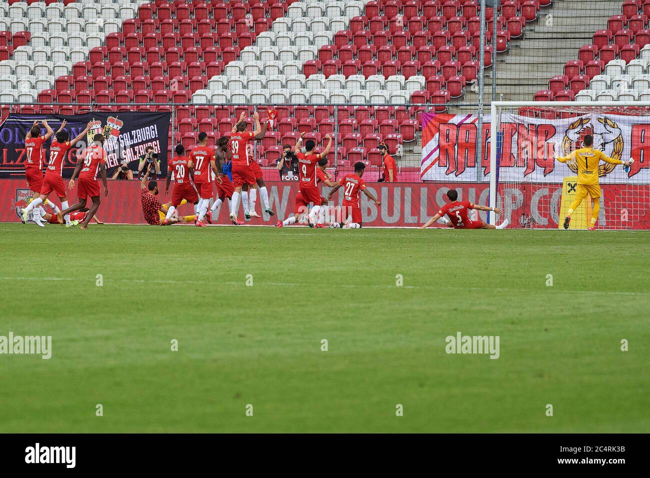 Salzburg, Österreich 28. Juni 2020: tipico - BL - 19/20 - Sp. 30 - RB Salzburg gegen TSV Prolactal Hartberg die Spieler von RB Salzburg feiern die österreichische Meisterschaft 2020 vor der leeren Fankurve nach einem 3-0-Sieg gegen den TSV Prolactal Hartberg. Finaler Jubel/finaler Jubel/Emotion/Freude/ Stockfoto