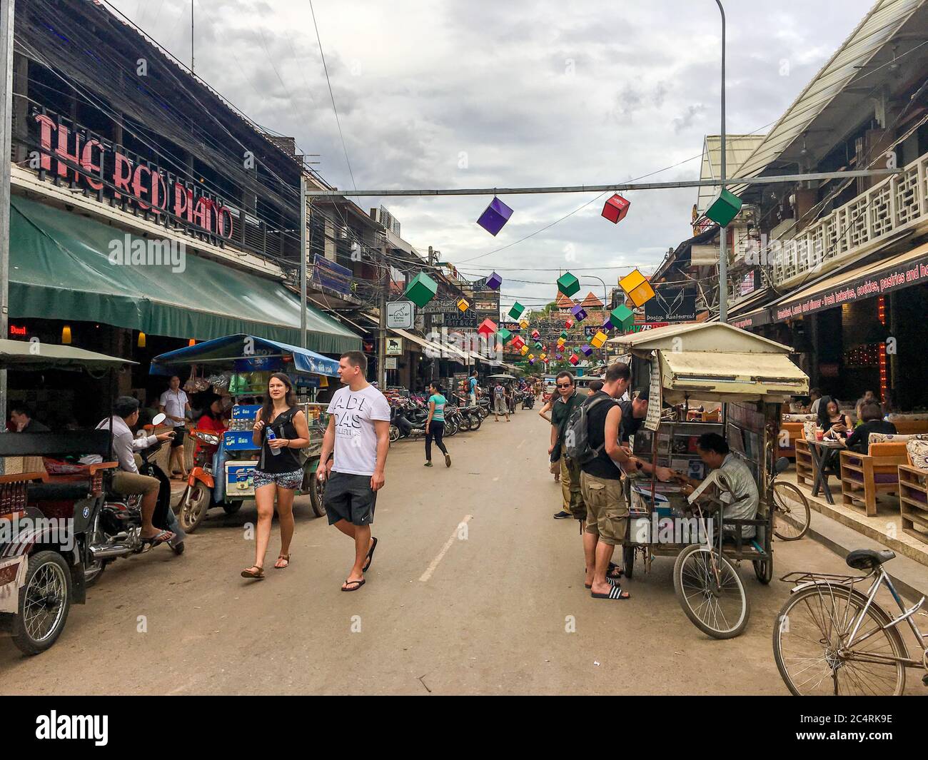 Kambodscha, Siem Reap, Januar 2017 : Gegend der Kneipensraße in der Provinz Siem Reap in Kambodscha. Viele Touristen kommen für die Reise Sightseeing. Kneipstraße mit r Stockfoto