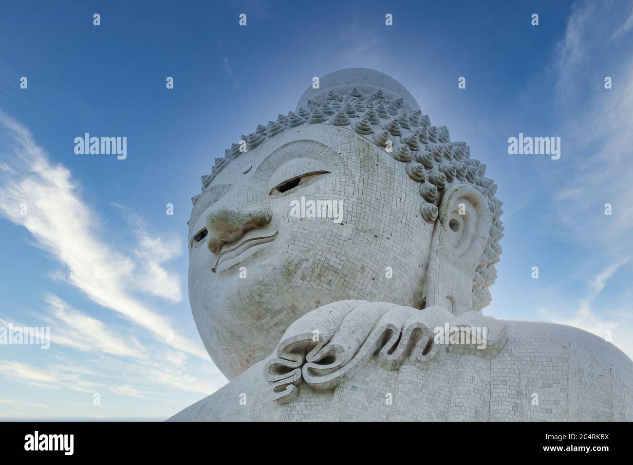 Nahaufnahme einer Marmorstatue eines schneeweißen Big Buddha auf der Insel Phuket in Thailand. Eine riesige Buddha-Figur aus Marmorsteinen auf dem Berg Nakaked in Stockfoto