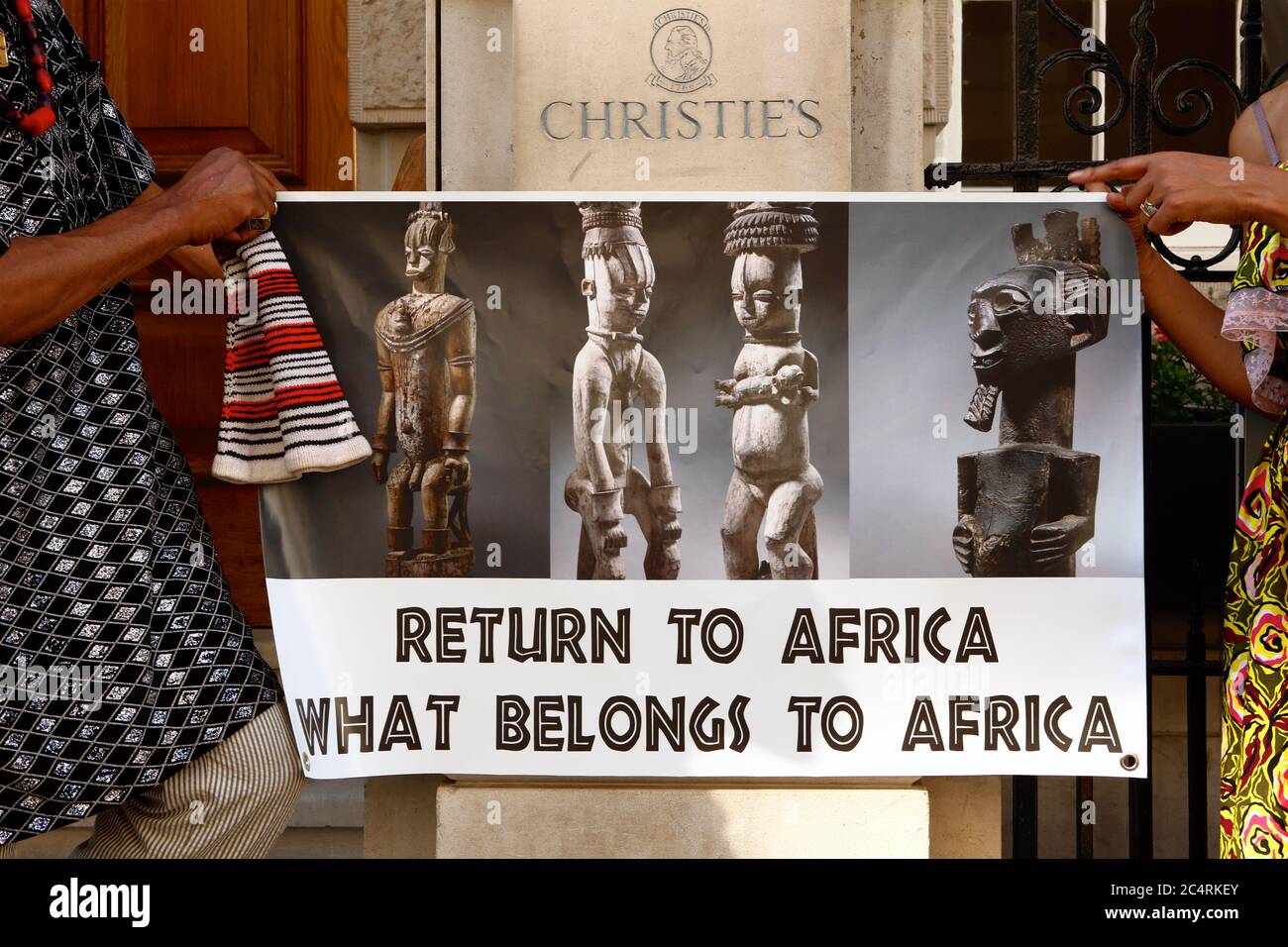 Demonstranten der "Afrikaner in der Diaspora versammeln sich vor Christie's in London, um die Rückgabe von "geplünderten" afrikanischen Artefakten zu fordern. Stockfoto