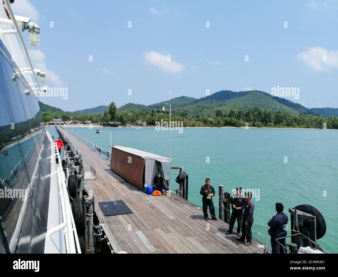 Koh Tao, Thailand, Februar 2020: High-Speed-Katamaran steht am Pier, Tao Insel 'Koh Tao' Thailand. Stockfoto