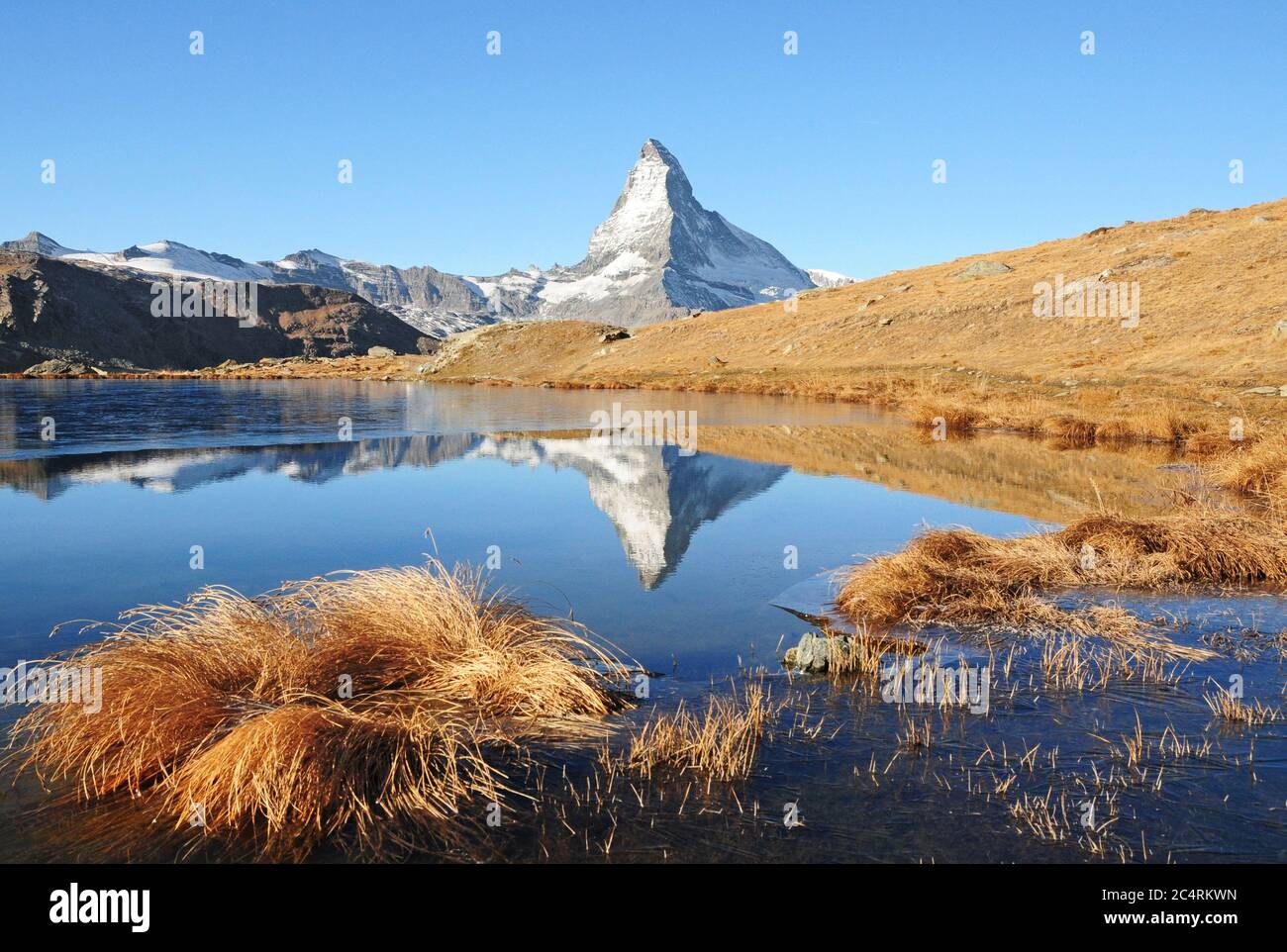 Das berühmte Matterhorn spiegelte sich an einem schönen Herbstmorgen im Stellisee wider. Stockfoto