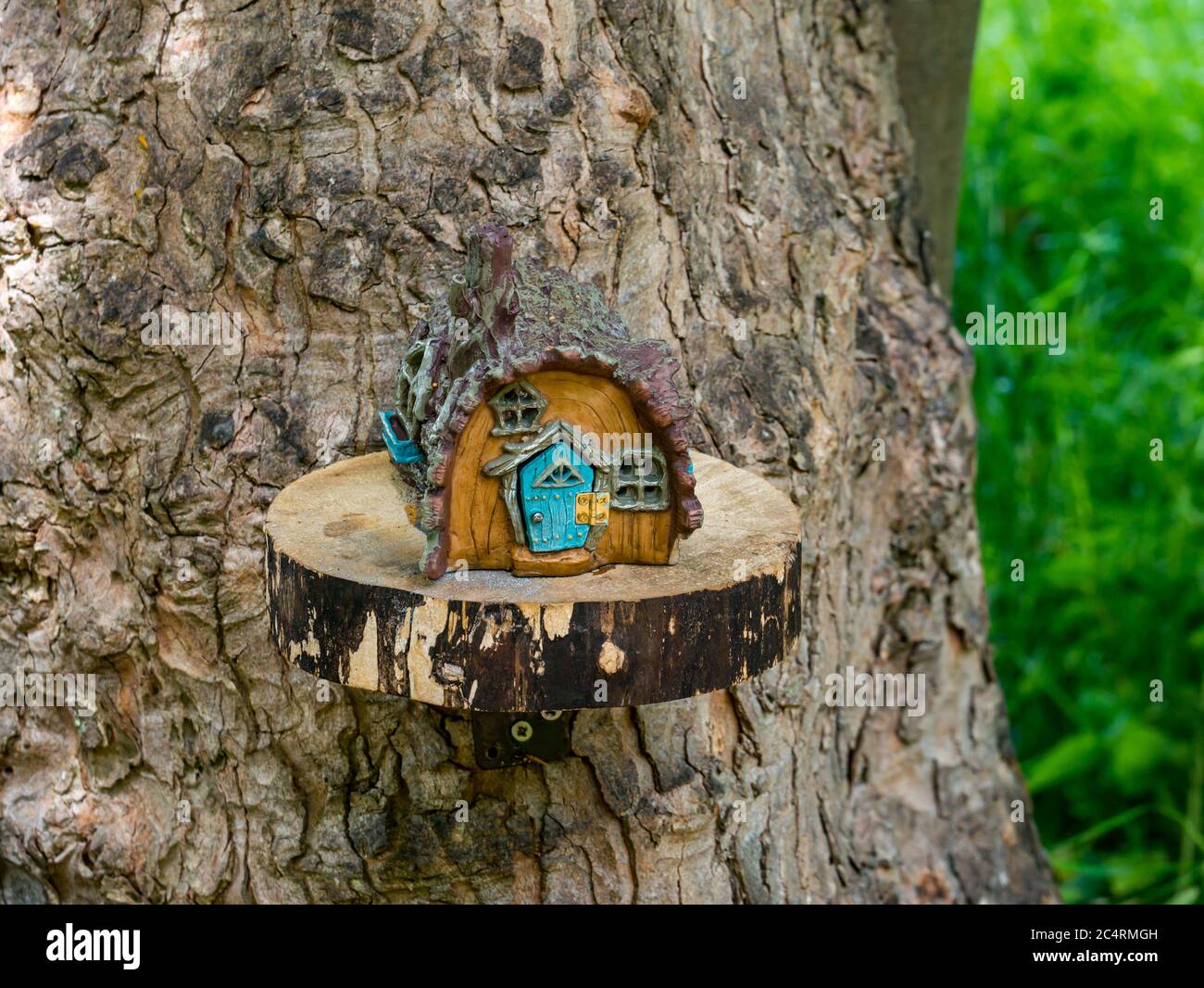 Imaginäre schrullige Miniatur-Hütte auf Baum in Märchen, Archerfield Estate, East Lothian, Schottland, Großbritannien Stockfoto