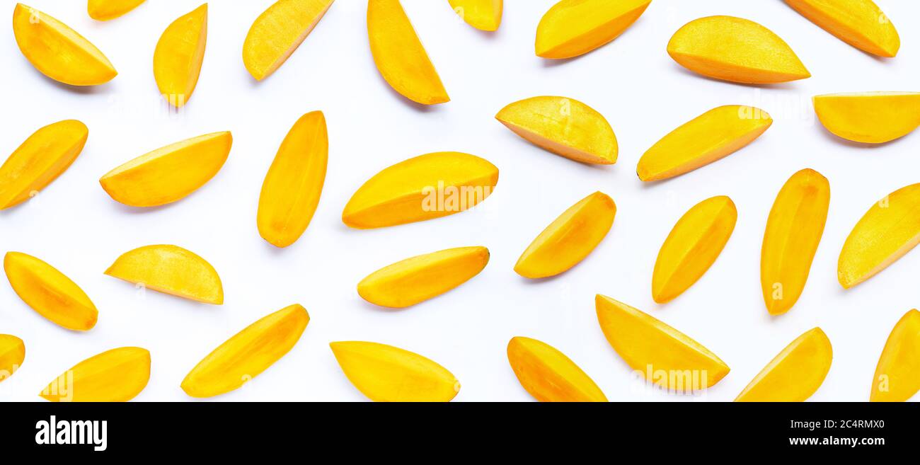 Tropische Früchte, Mango-Scheiben auf weißem Hintergrund. Draufsicht Stockfoto