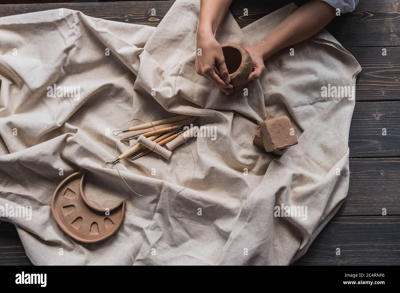Draufsicht auf weibliche Hände Bildhauerei Tonvase. Töpferwerkstatt. Hobby Stockfoto