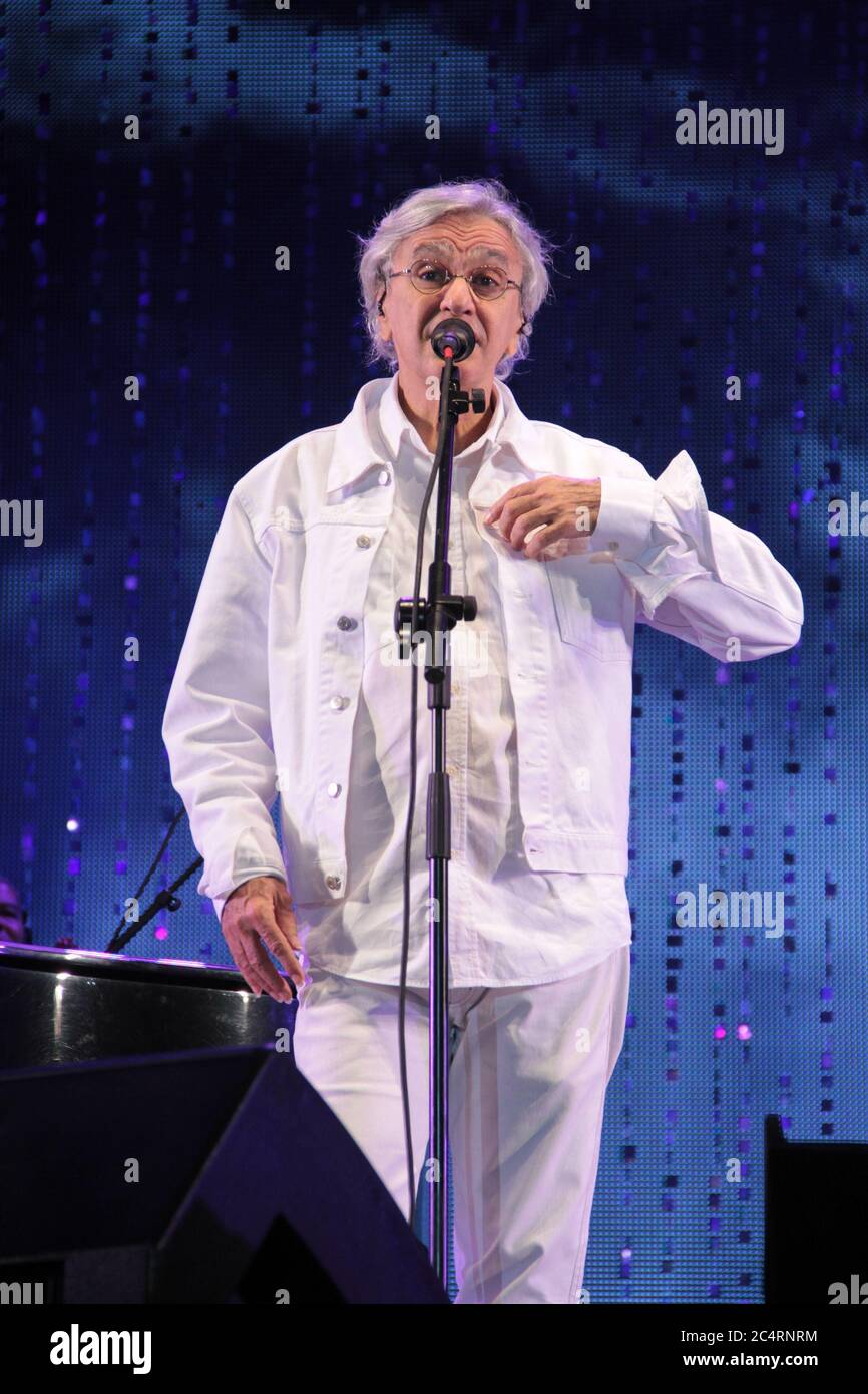 RIO DE JANEIRO, 09.06.2013: Caetano Veloso spielt Tom Jobims Musik mit Vanessa da Mata am Strand von Ipanema (Néstor J. Beremblum / Alamy News) Stockfoto