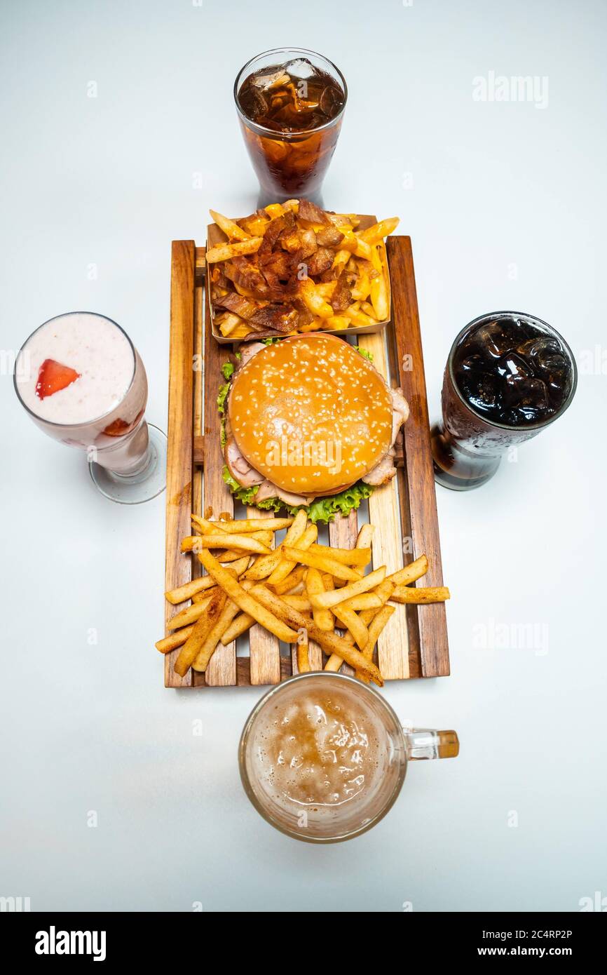 Messen Sie Fast Food, Küchengetränke, frische Burger und pommes Frites Stockfoto