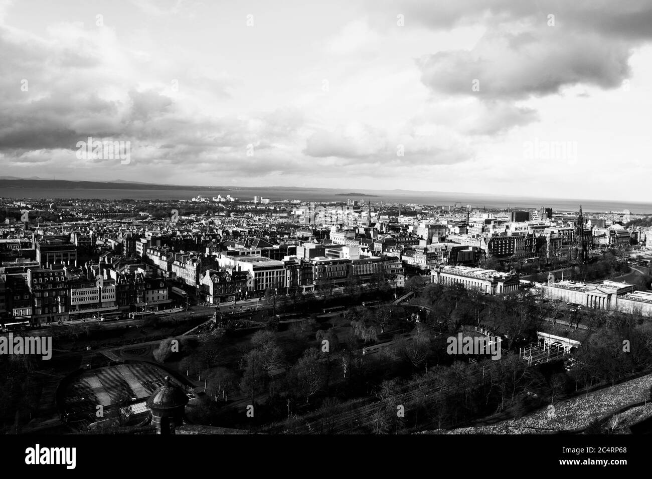 Blick auf die Skyline der Stadt von der Spitze eines Turms. See und Himmel Treffpunkt. Eine schöne Aussicht an einem hellen sonnigen Tag Stockfoto