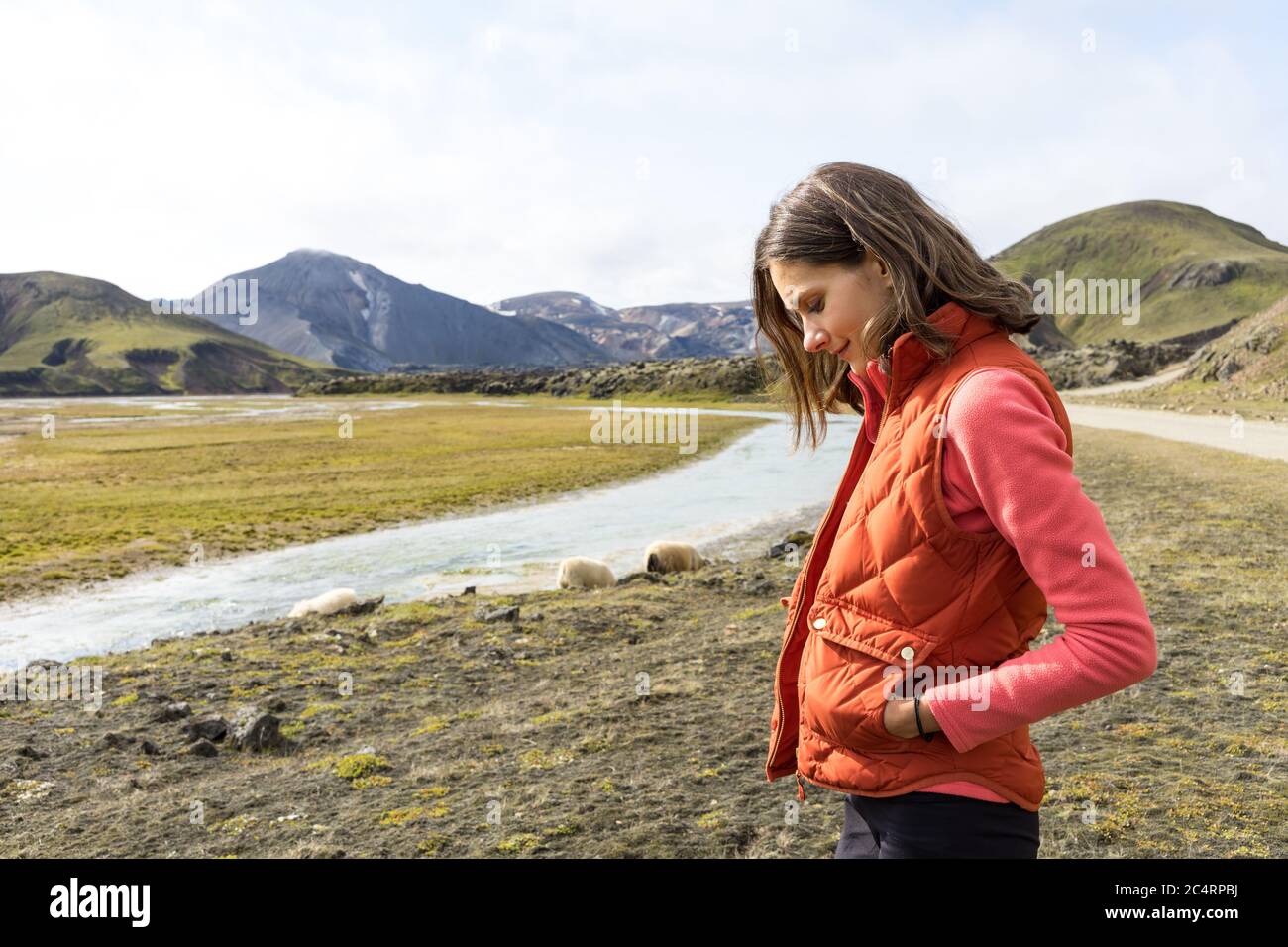 Helle junge Frau genießt Landmannalaugar in Island Stockfoto