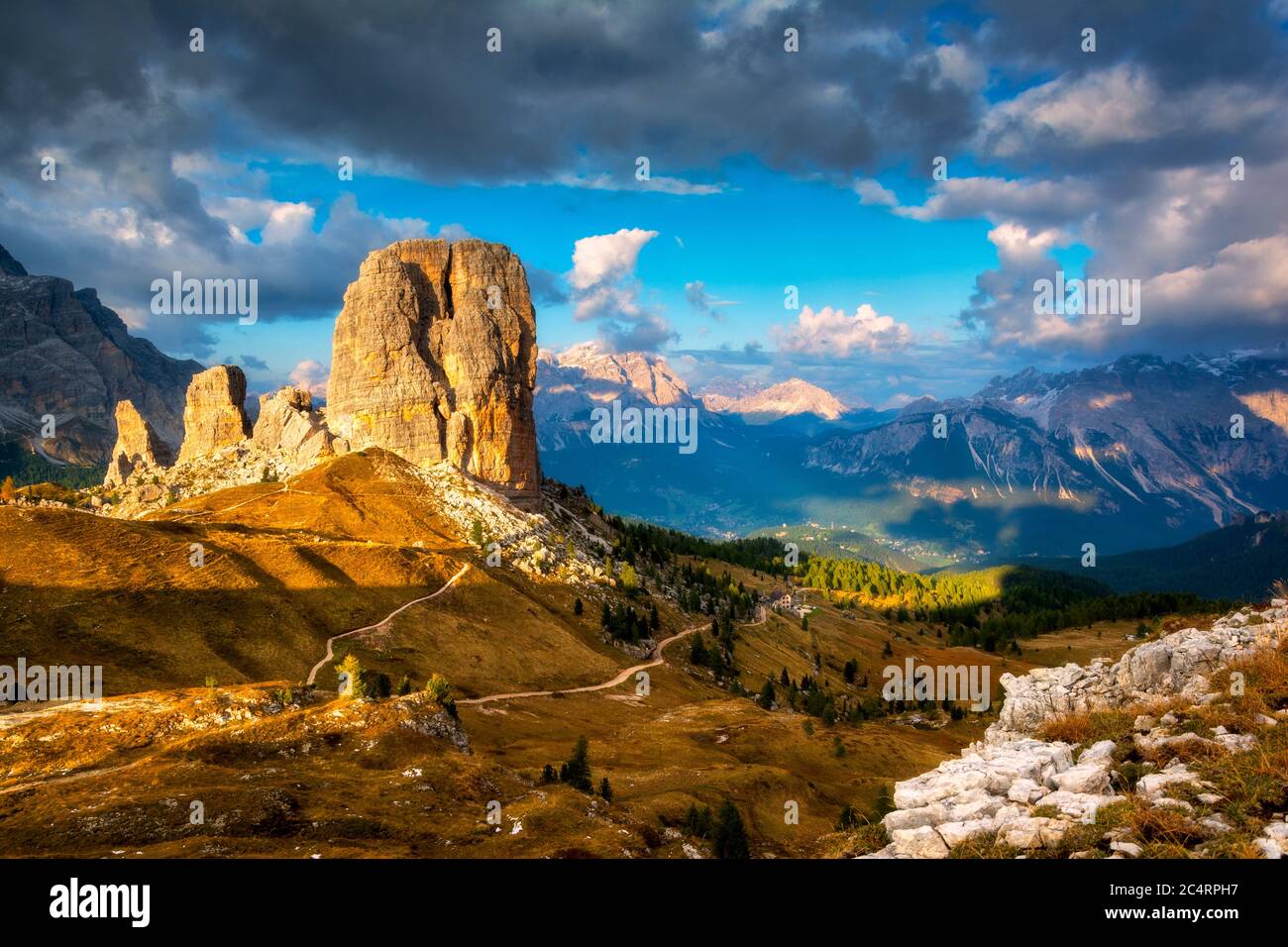 Sonnenuntergang über 5 torri in Cortina d'Ampezzo, Dolomiten, Venetien, Italien Stockfoto