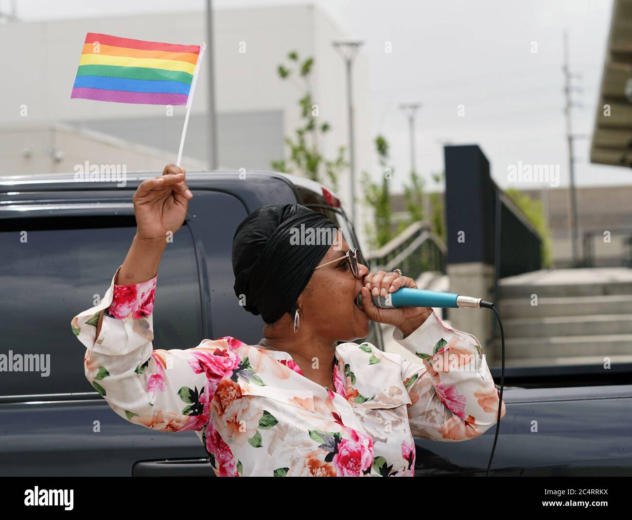 St. Louis, Usa. Juni 2020. Die Senatorin des Staates Missouri, Jamilah Nasheed, winkt mit einer Flagge, als sie die Menge vor dem Beginn der farbenfrohen Parade der Pride Care-A-Van am 28. Juni 2020 in St. Louis aufpumpt. COVID-19 hat die Verschiebung der LGBTQ Pride Festivals im ganzen Land gezwungen, so dass lokale Organisatoren eine kleine Parade geplant, um durch die Viertel von St. Louis fahren. Foto von Bill Greenblatt/UPI Kredit: UPI/Alamy Live News Stockfoto