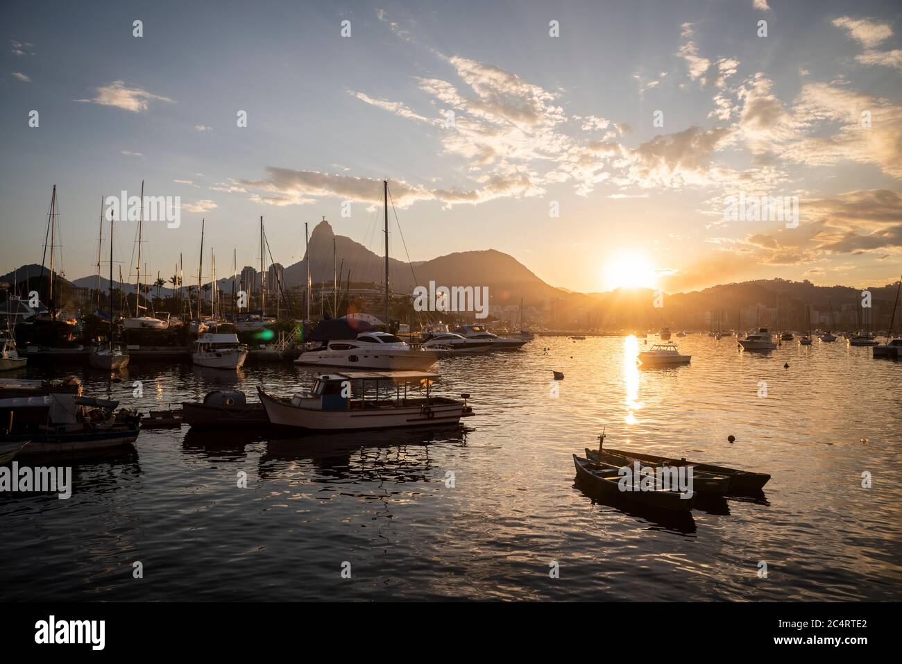 Schöne Aussicht auf Corcovado Berg hinter Segelboot Mast, Rio de Janeiro, Brasilien Stockfoto