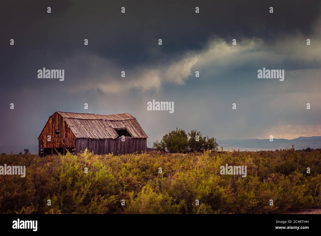 Scheune in Alamosa Colorado gegen blauen stürmischen Himmel Stockfoto