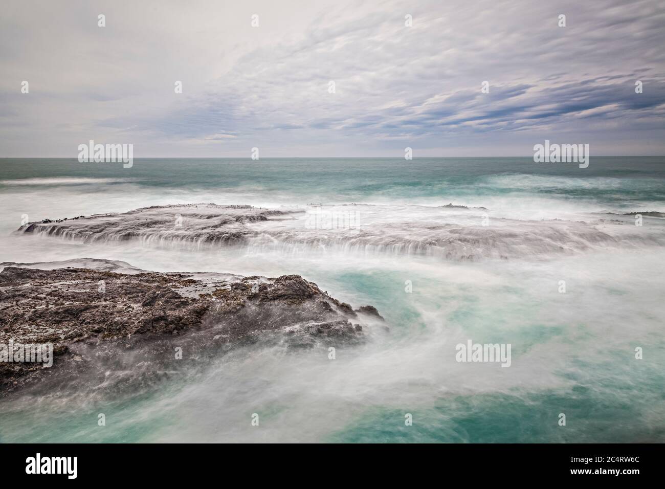 Wellen schlagen auf Felsen in Mendocino, Kalifornien. Stockfoto