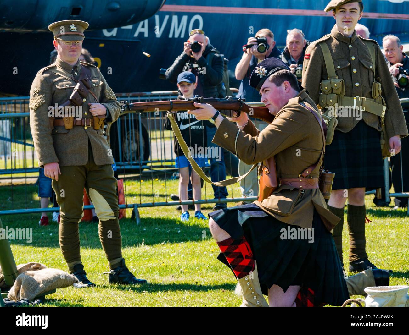 Schottische Soldaten des 1. Weltkrieges im Kilt-Schussgewehr, Demonstration der Kriegserfahrungen, East Fortune, East Lothian, Schottland, Großbritannien Stockfoto