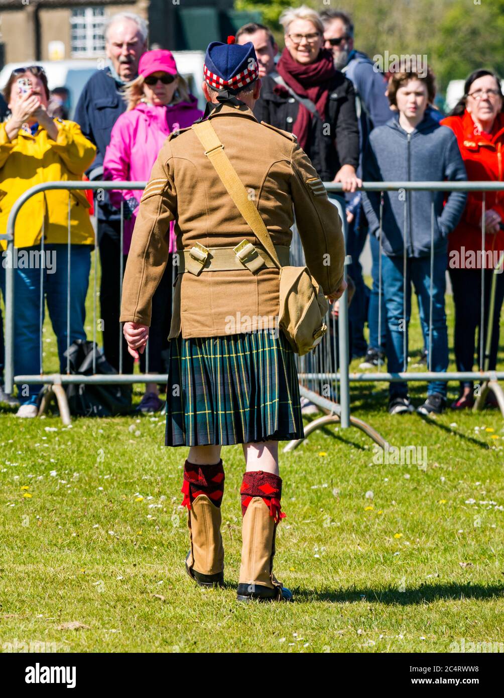 Schottischer Soldat im Kilt bei Kriegserfahrung Veranstaltung, die eine Menge unterhielt, East Fortune, East Lothian, Schottland, Großbritannien Stockfoto