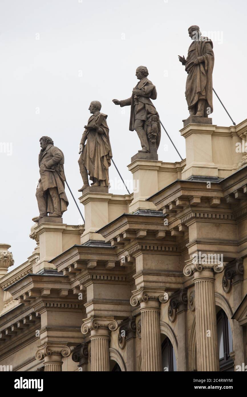 Statuen deutscher Komponisten auf dem Dach des Rudolfinums in Staré Město (Altstadt) in Prag, Tschechische Republik. Der deutsche Komponist Franz Schubert nach Entworfen vom österreichischen Bildhauer Josef Lax (1884), der deutsche Komponist Carl Maria von Weber nach Entworfen vom tschechischen Bildhauer Tomáš Seidan (1884), Von links nach rechts sind der deutsche Komponist Felix Mendelssohn Bartholdy nach dem Entwurf des österreichischen Bildhauers Fritz Meisner (1884) und der deutsche Komponist Robert Schumann nach dem Entwurf des österreichischen Bildhauers Wilhelm Seib (1884) dargestellt. Stockfoto