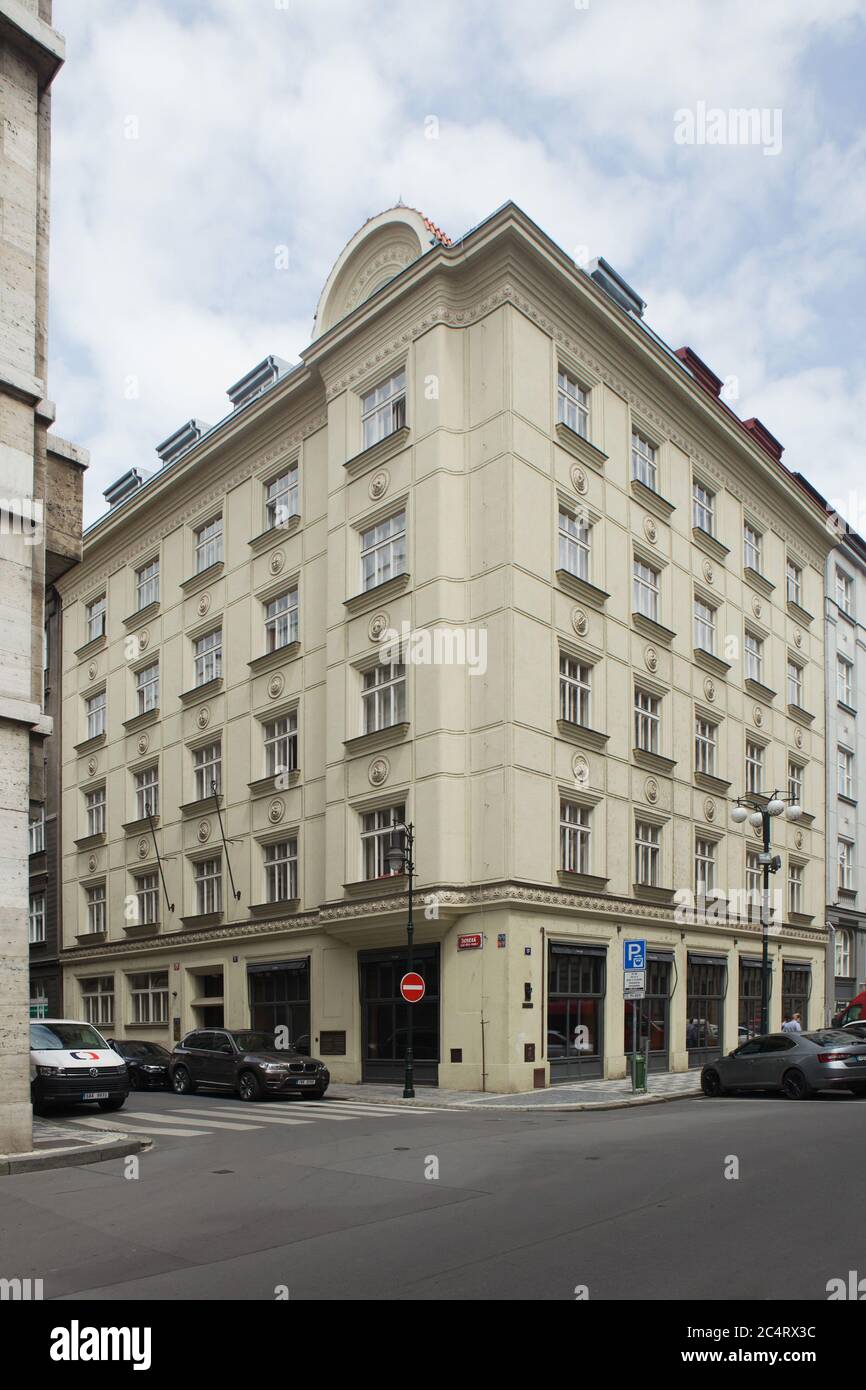 Einnahmehaus, entworfen von dem slowenischen modernistischen Architekten Jože Plečnik und Ladislav Skřivánek in der Žatecká Straße in Staré Město (Altstadt) in Prag, Tschechische Republik. Das Gebäude wurde zwischen 1913 und 1915 erbaut. Stuckdekoration wurde vom tschechischen Künstler Josef Drahoňovský entworfen. Stockfoto