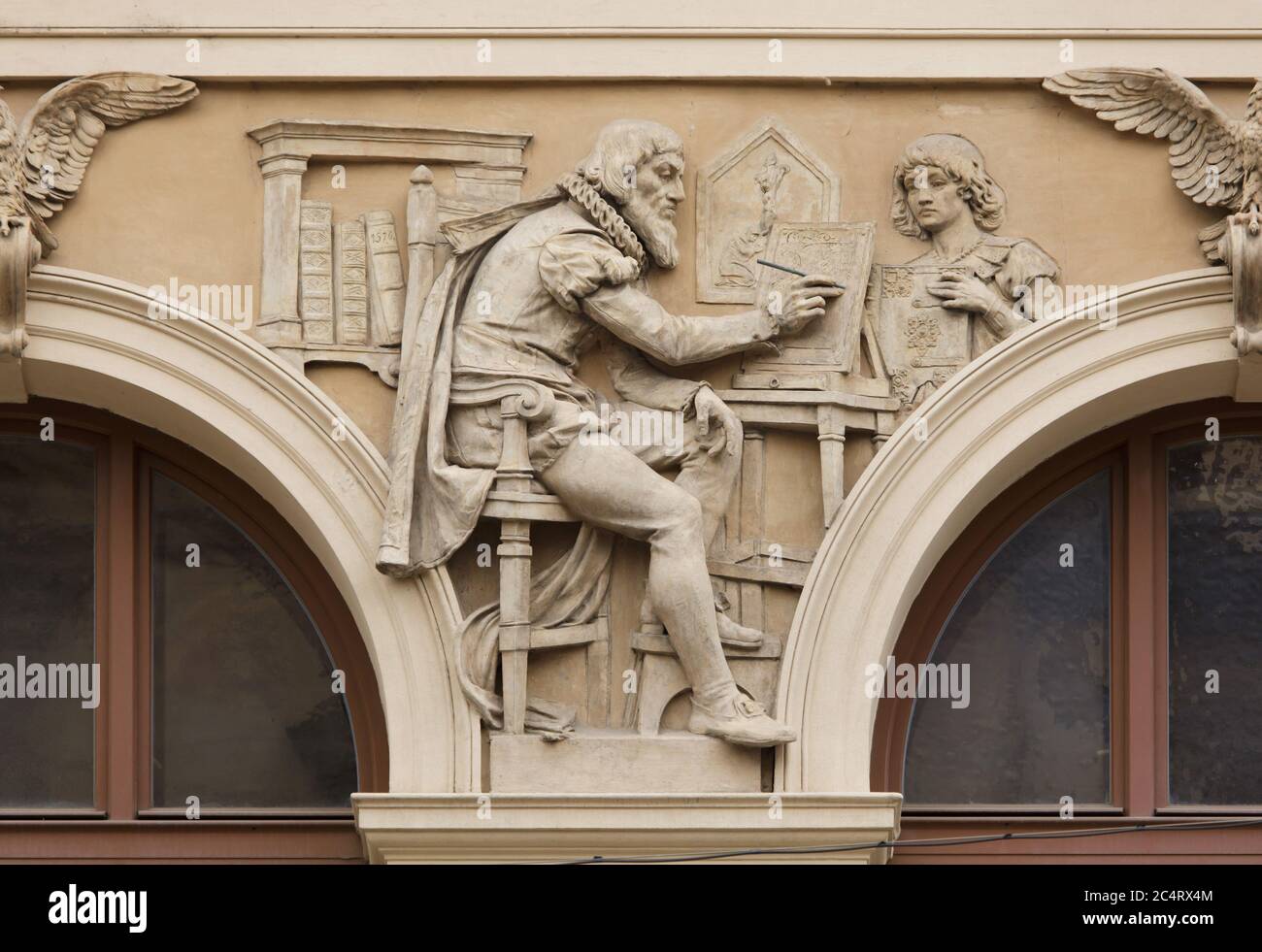 Beleuchtete Miniaturwerkstatt aus der Renaissance, die in der Stuckdekoration auf dem Gebäude des Museums für Dekorative Künste (Uměleckoprůmyslové muzeum) in Josefov (Jüdisches Viertel) in Prag, Tschechische Republik, abgebildet ist. Das Museumsgebäude des tschechischen Architekten Josef Schulz mit Stuckverzierungen der tschechischen Bildhauer Antonín Popp und Bohuslav Schnirch wurde zwischen 1897 und 1900 erbaut. Stockfoto