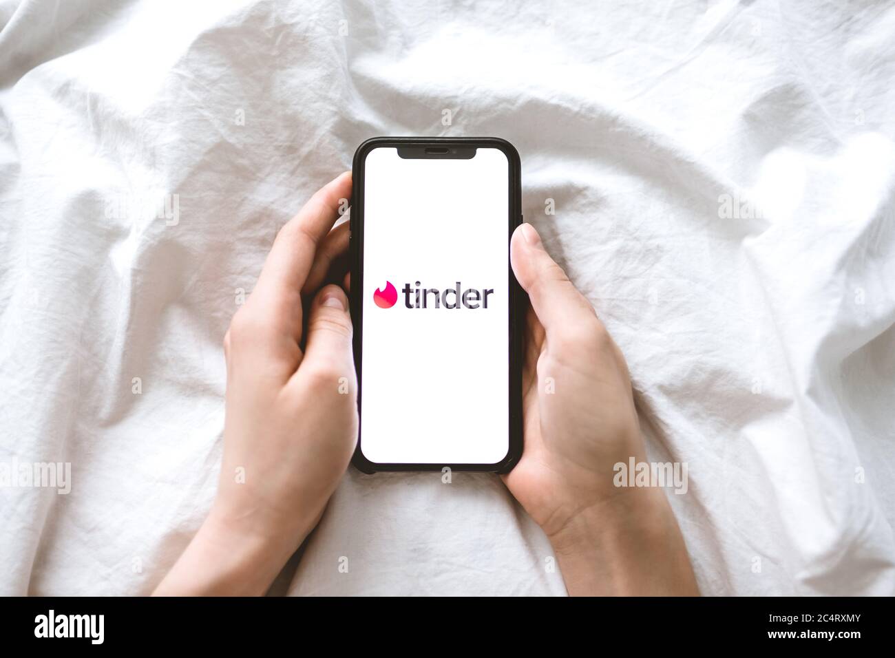 Tinder App Logo Auf Dem Smartphone Bildschirm In Frauenhand Stockfotografie Alamy