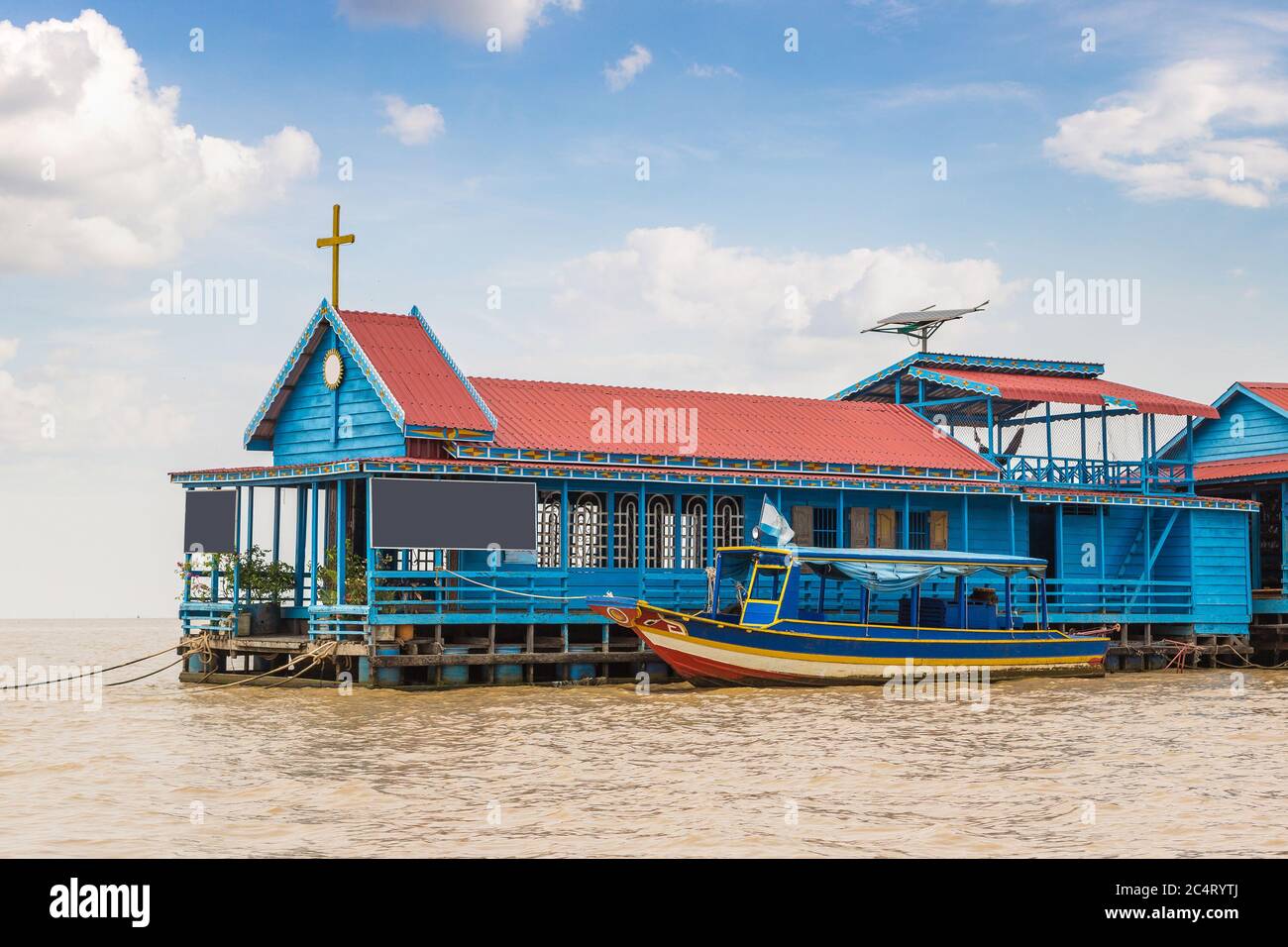 Schwimmende Kirche in Chong Khneas schwimmendes Dorf in der Nähe von Siem Reap, Kambodscha an einem Sommertag Stockfoto