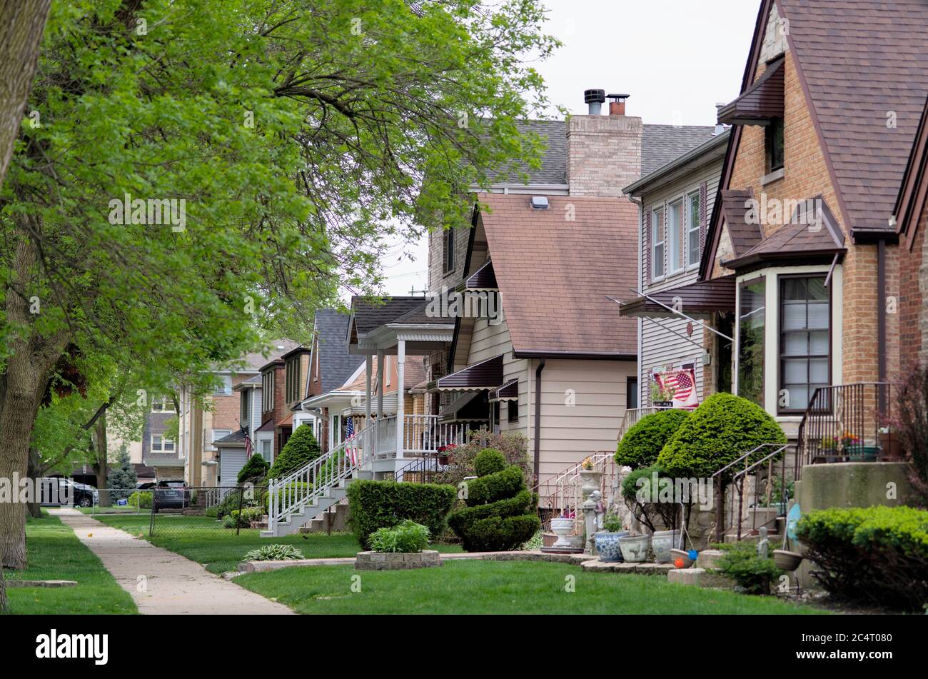 Chicago, Illinois, USA. Ein ruhiger Häuserblock im Belmont Terrace Viertel in Chicago. Der Block, auf der nordwestlichen Seite der Stadt. Stockfoto