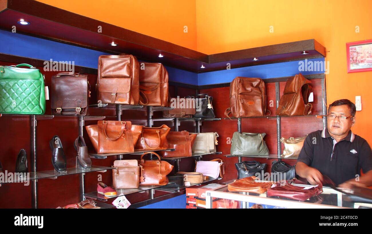 Modeprodukte aus hochwertigem Rindsleder aus der Arbeit traditioneller Handwerker in Batang, Indonesien, 27. Juni 2020 Stockfoto